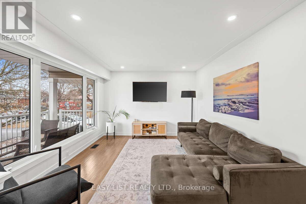 756 Dickens Avenue, Ottawa, ON - Indoor Photo Showing Living Room