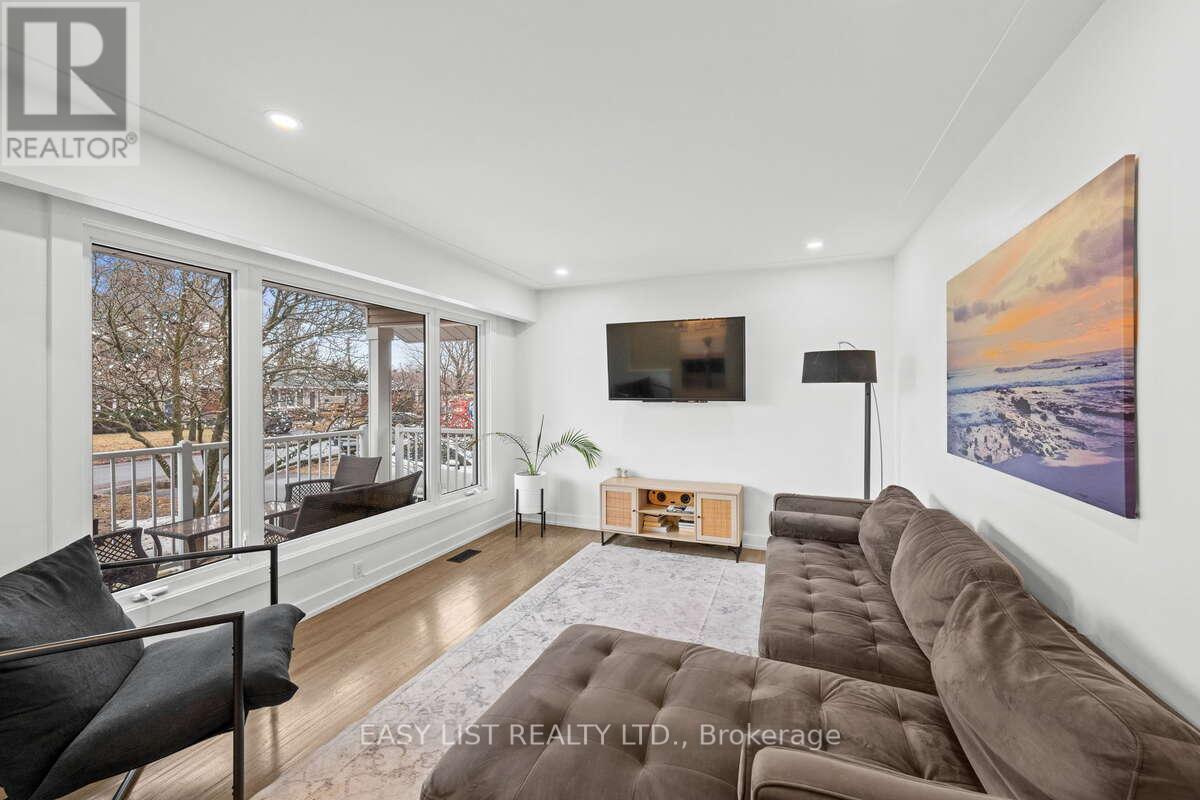 756 Dickens Avenue, Ottawa, ON - Indoor Photo Showing Living Room