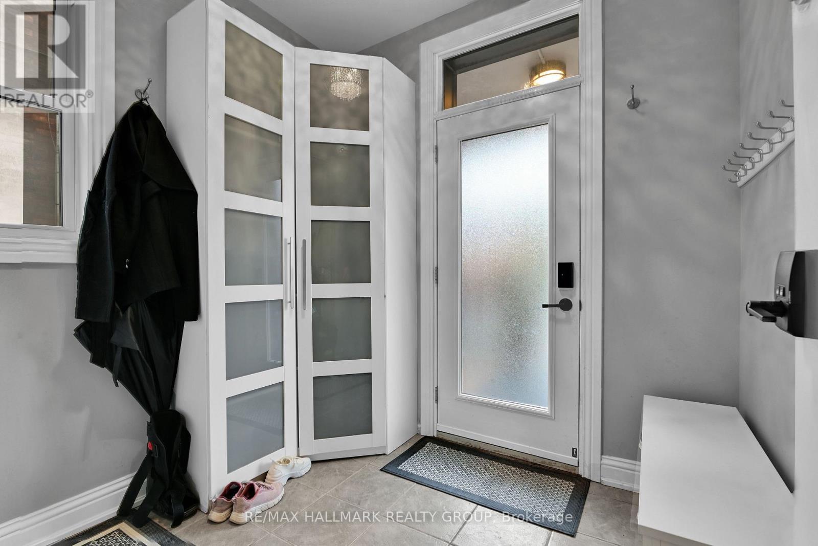 Vestibule - Entry to for unit 1&2 - 212 Flora Street, Ottawa, ON - Indoor Photo Showing Other Room