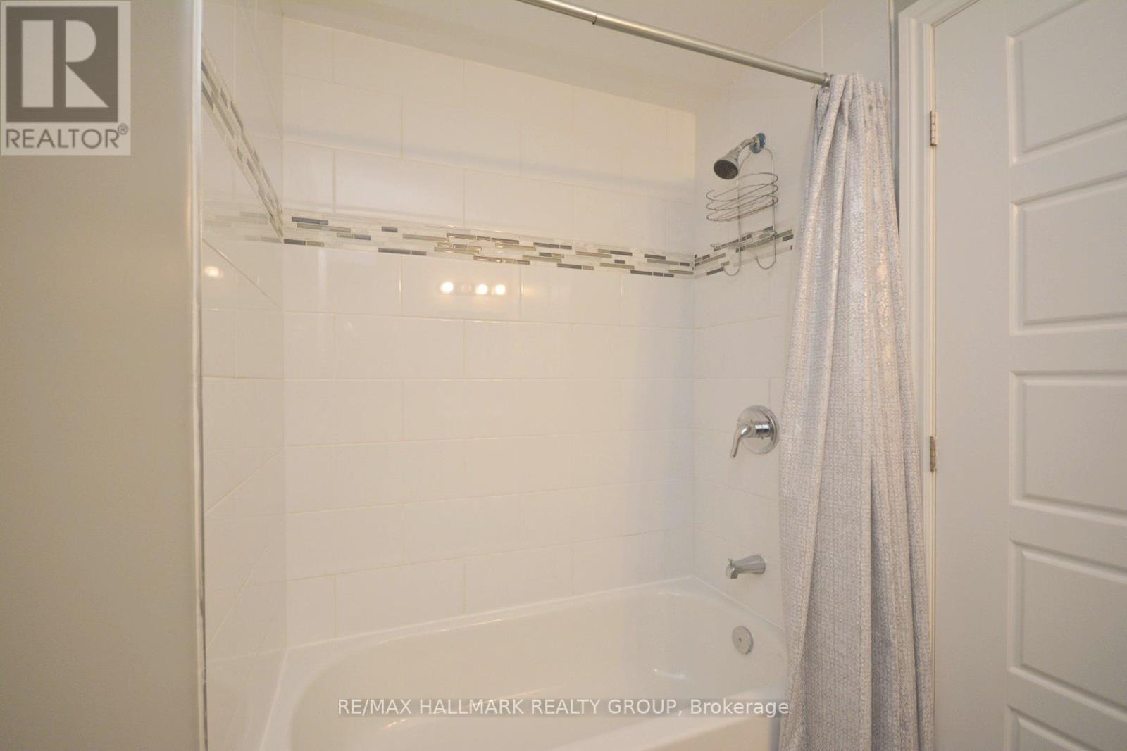 Apt 2 - 2nd level / 4 piece bathroom - 212 Flora Street, Ottawa, ON - Indoor Photo Showing Bathroom