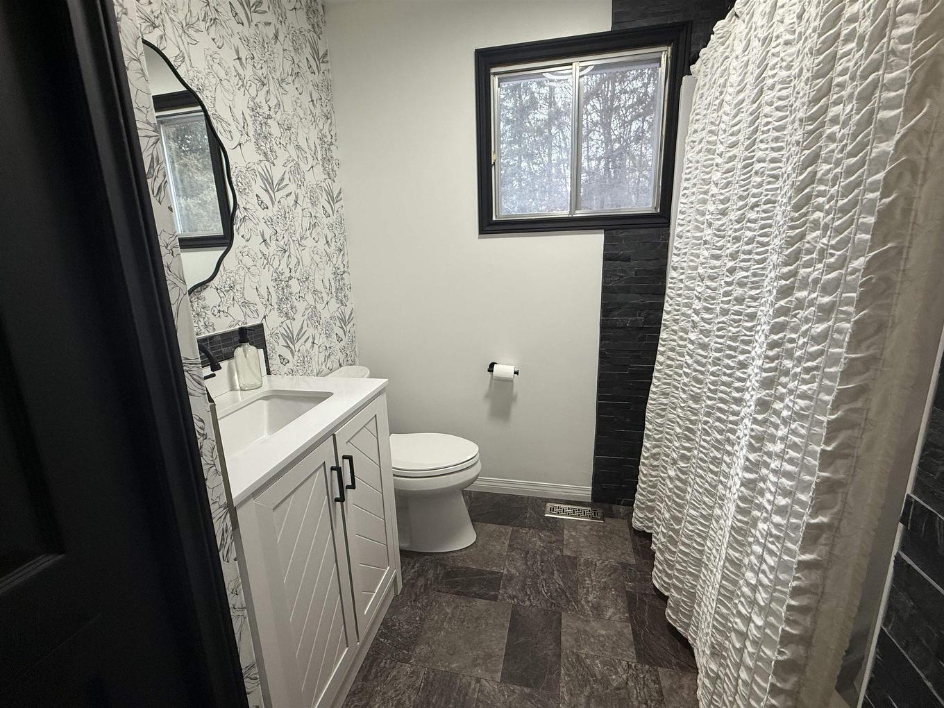 2031 Murphy Ave, Thunder Bay, ON - Indoor Photo Showing Bathroom