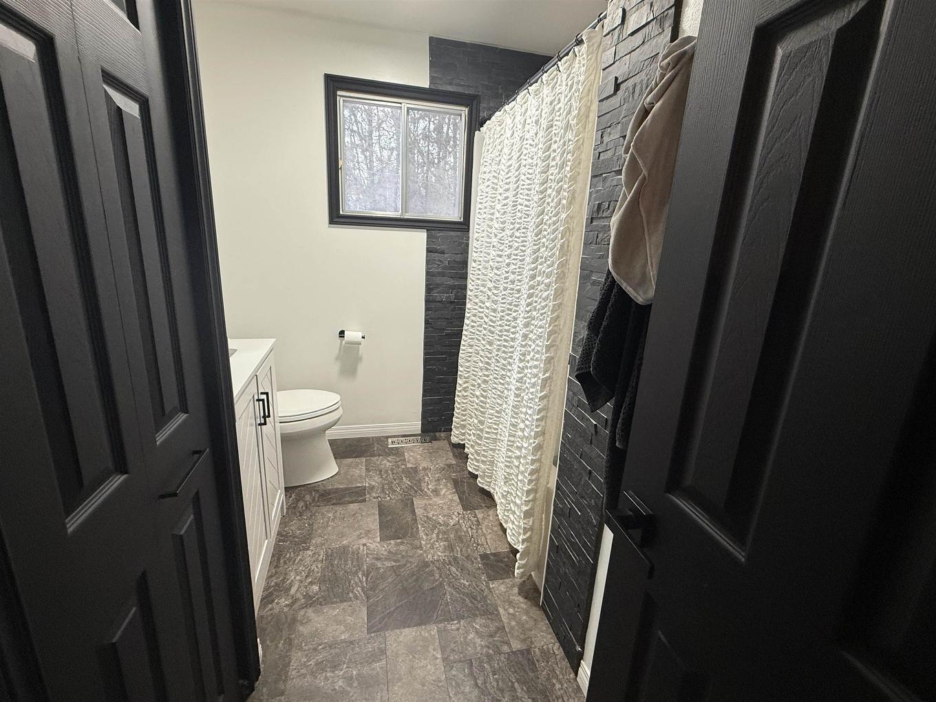 2031 Murphy Ave, Thunder Bay, ON - Indoor Photo Showing Bathroom
