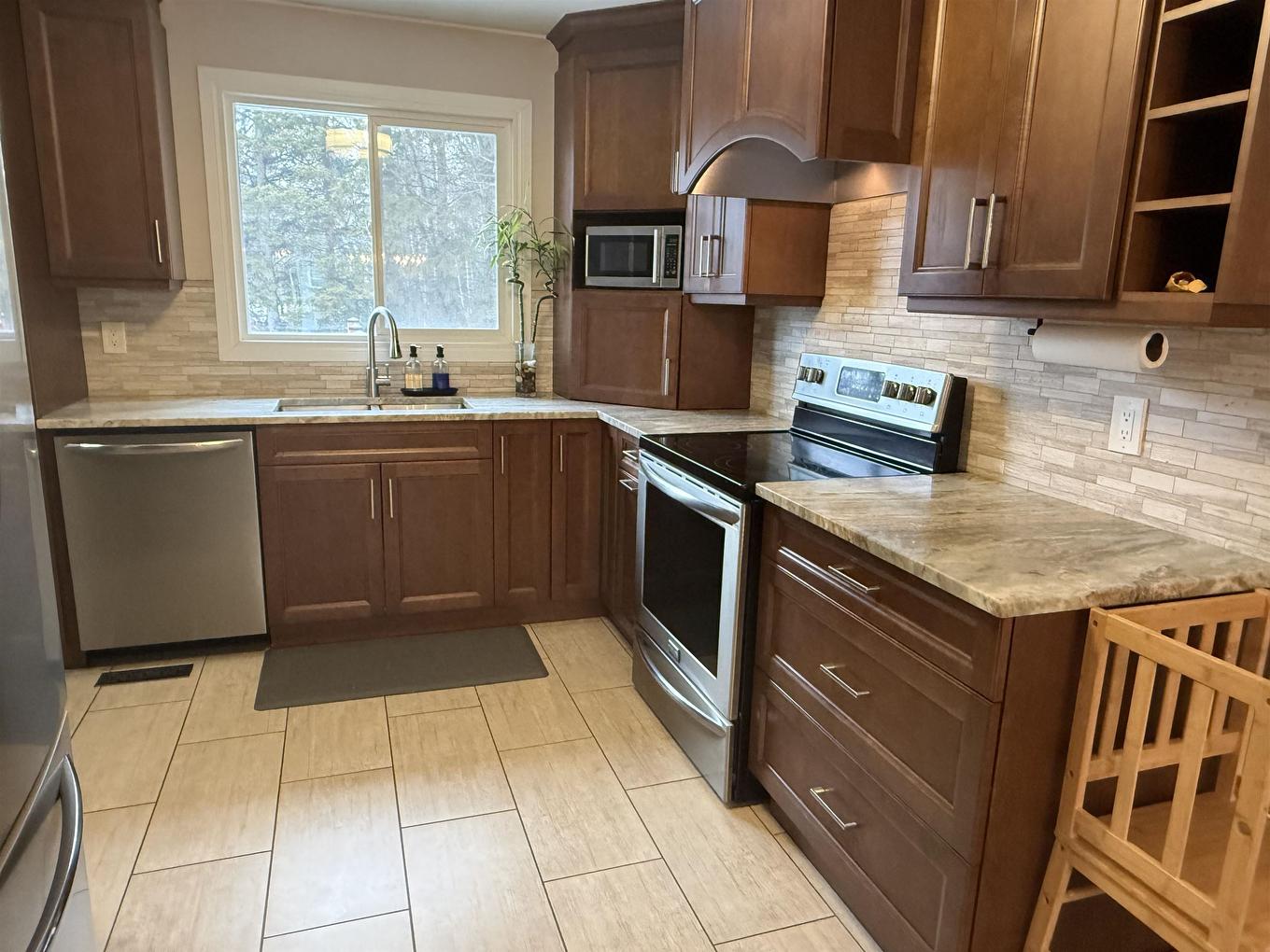 2031 Murphy Ave, Thunder Bay, ON - Indoor Photo Showing Kitchen With Double Sink