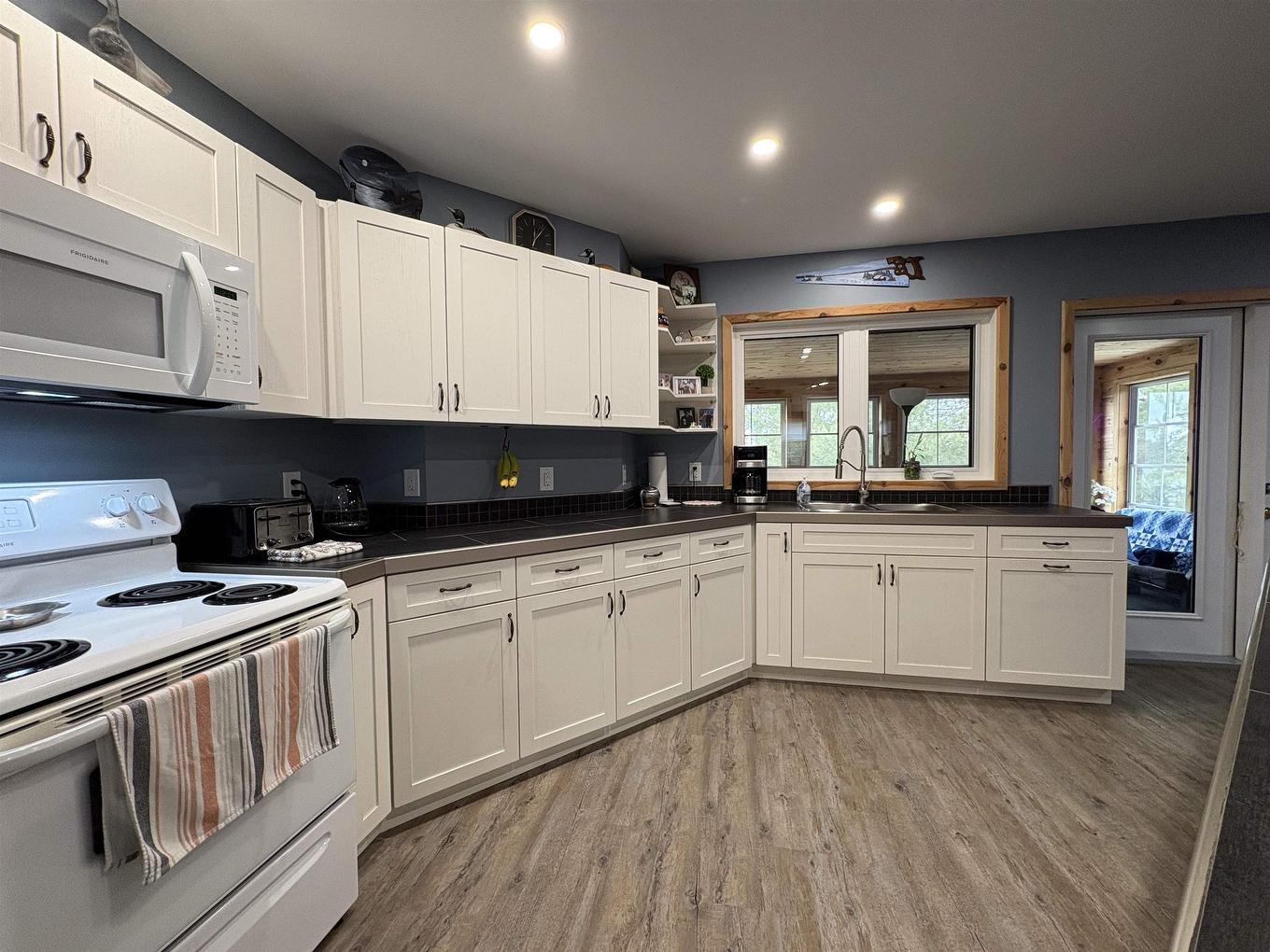 283 Japada Trail, Bears Pass (Rainy Lake - Fort Frances), ON - Indoor Photo Showing Kitchen With Double Sink