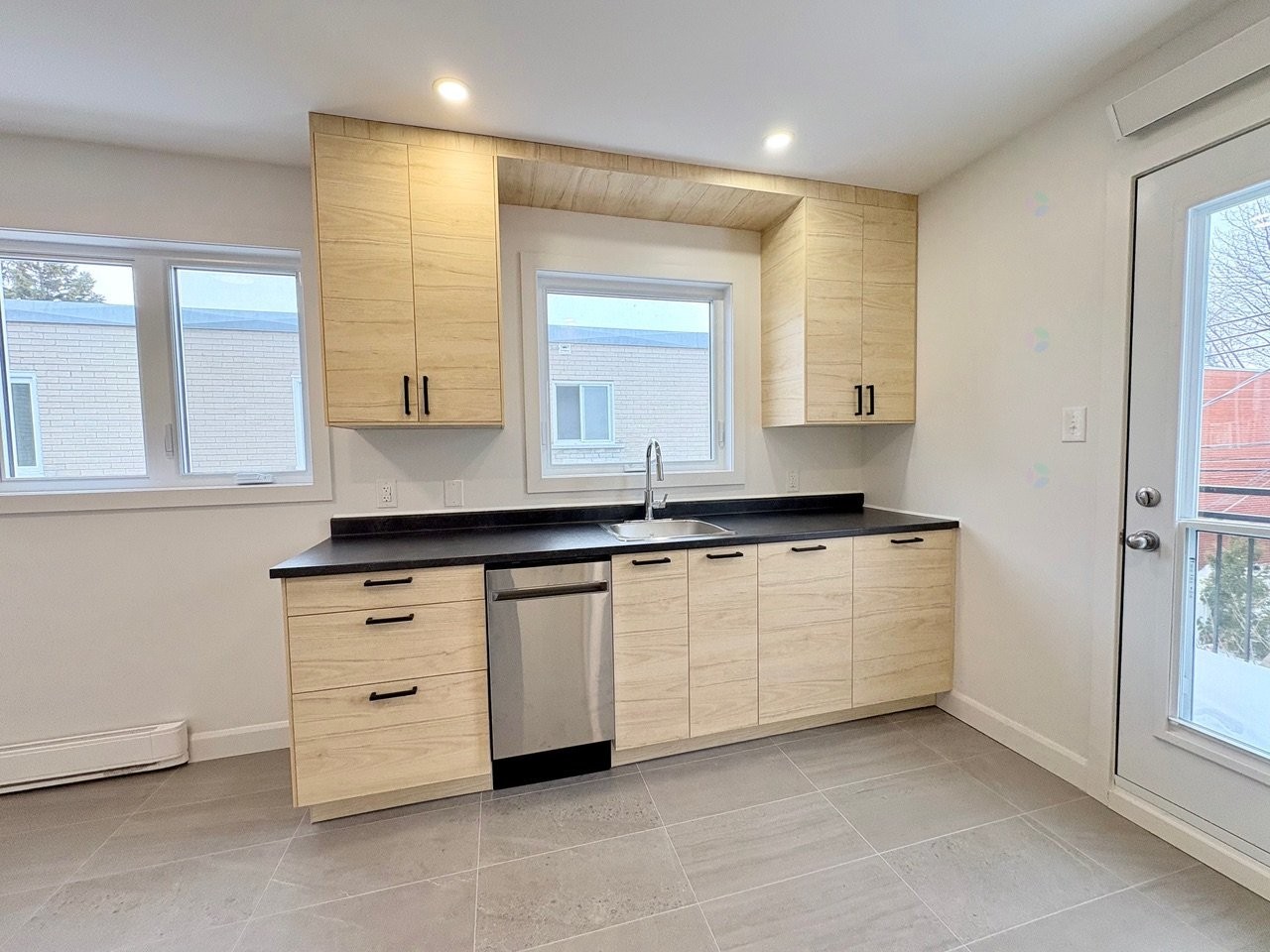 Cuisine - 7935 Rue Bonnier, Montréal (Lasalle), QC - Indoor Photo Showing Kitchen