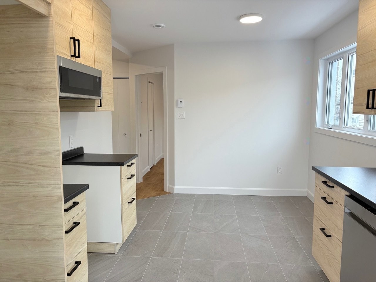 Cuisine - 7935 Rue Bonnier, Montréal (Lasalle), QC - Indoor Photo Showing Kitchen