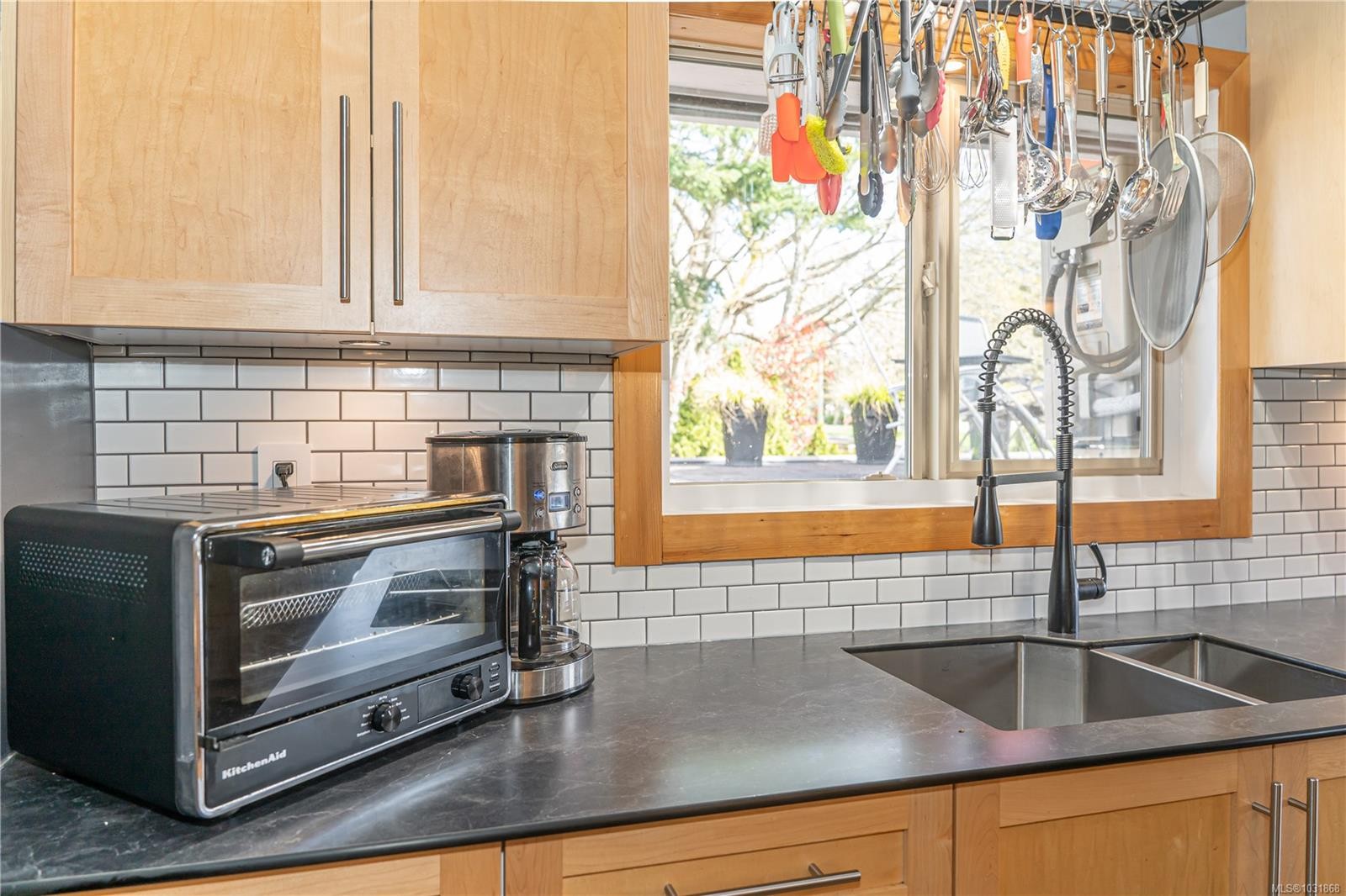 1804 Richardson St, Victoria, BC - Indoor Photo Showing Kitchen With Double Sink