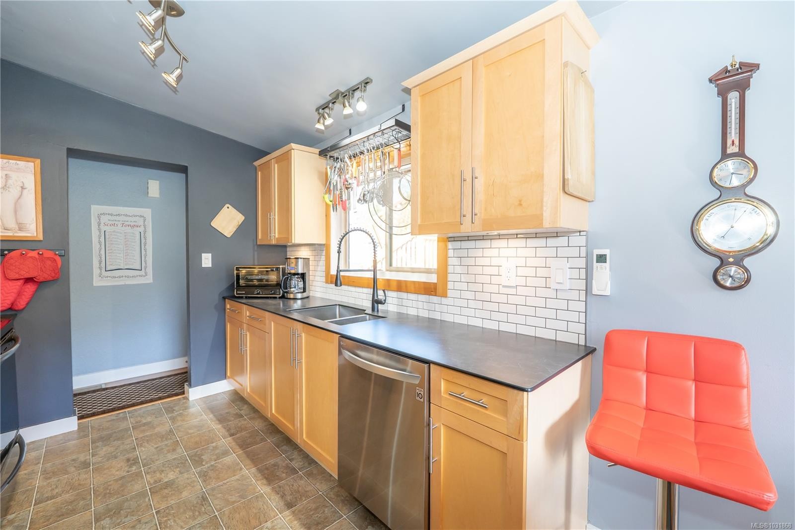 1804 Richardson St, Victoria, BC - Indoor Photo Showing Kitchen With Double Sink