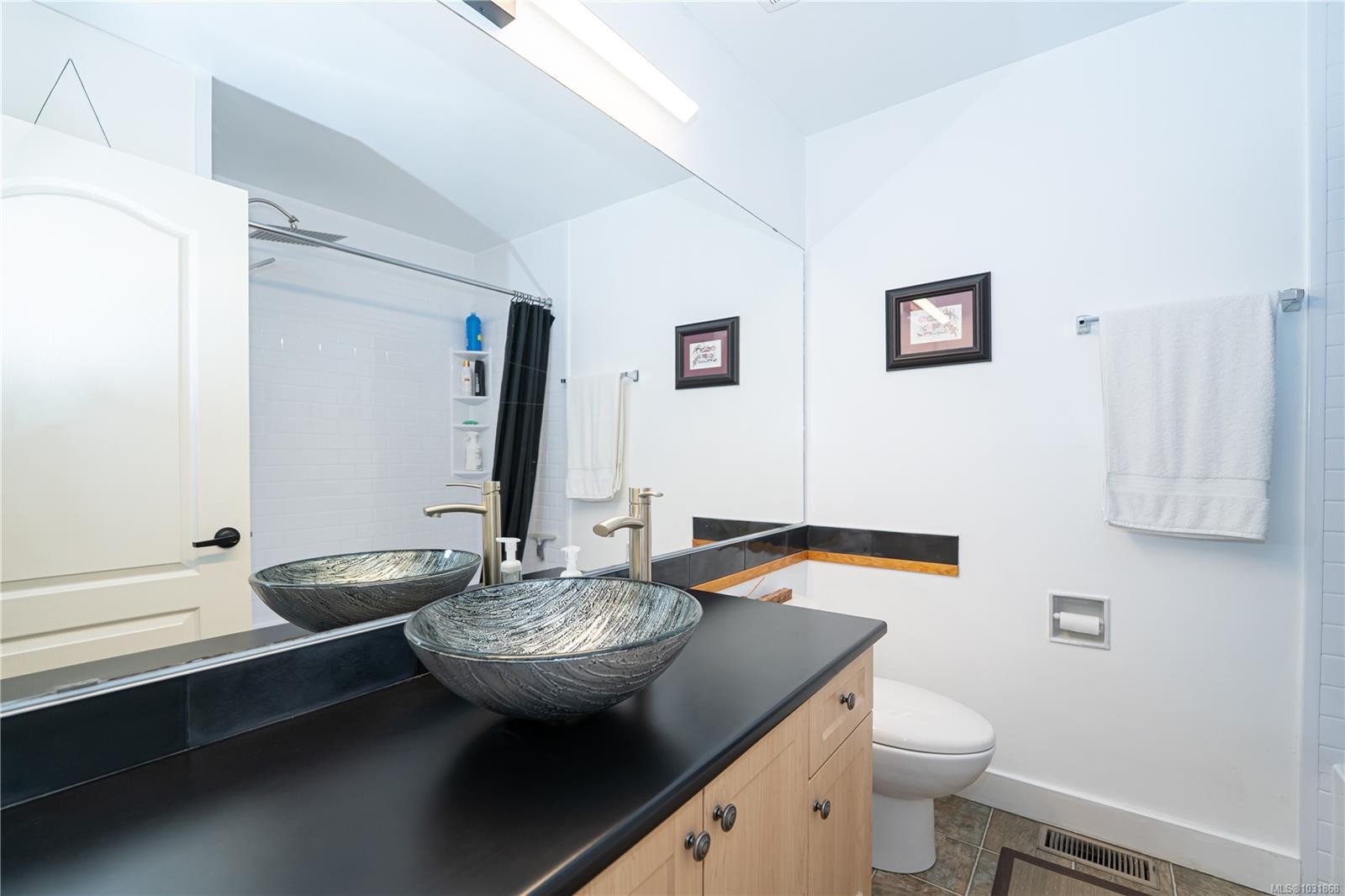 1804 Richardson St, Victoria, BC - Indoor Photo Showing Bathroom