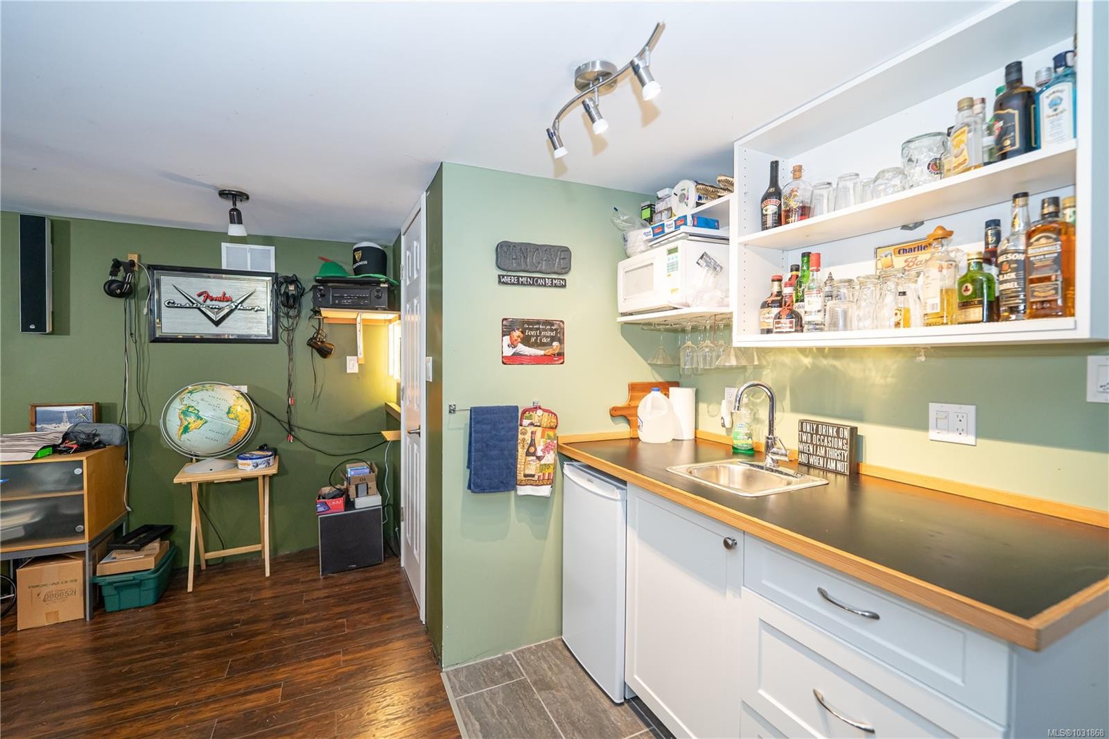 1804 Richardson St, Victoria, BC - Indoor