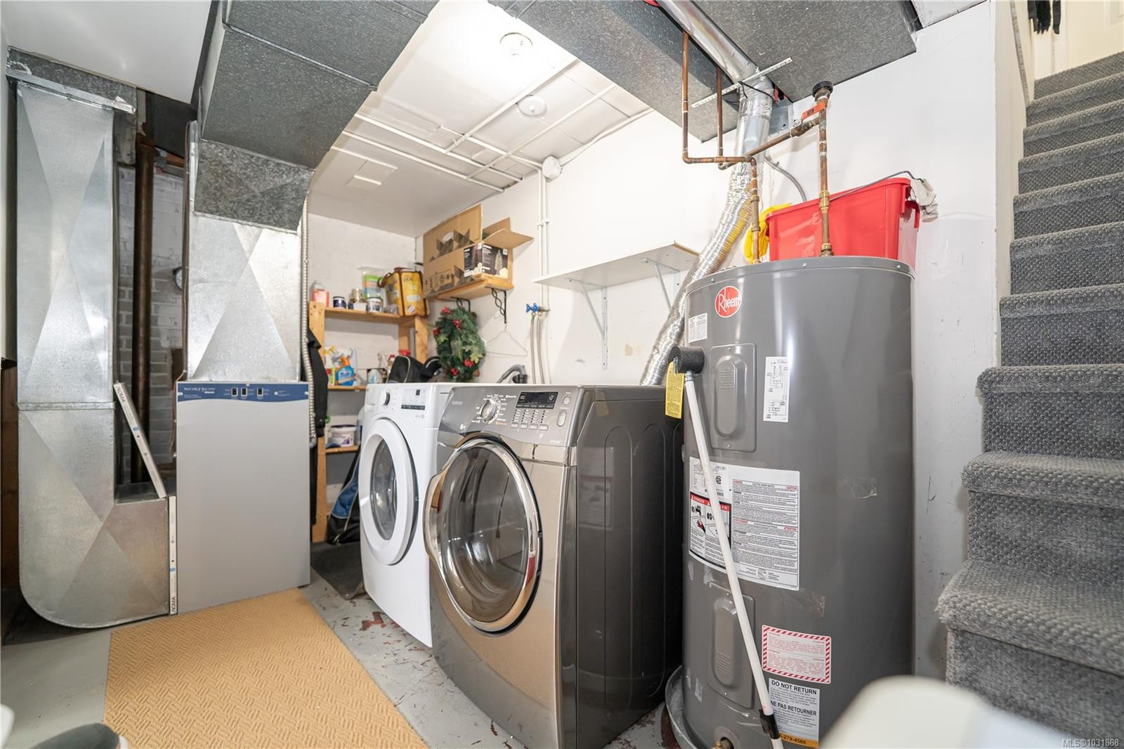 1804 Richardson St, Victoria, BC - Indoor Photo Showing Laundry Room