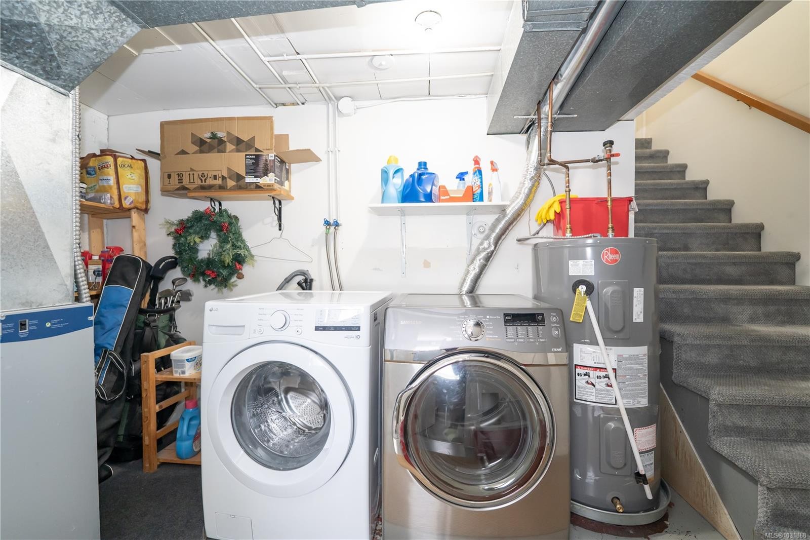 1804 Richardson St, Victoria, BC - Indoor Photo Showing Laundry Room