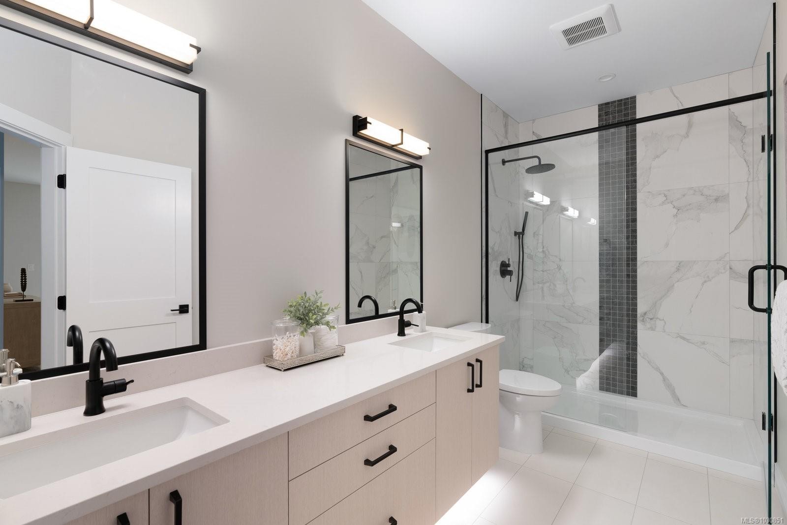 2284 Malaview Ave, Sidney, BC - Indoor Photo Showing Bathroom