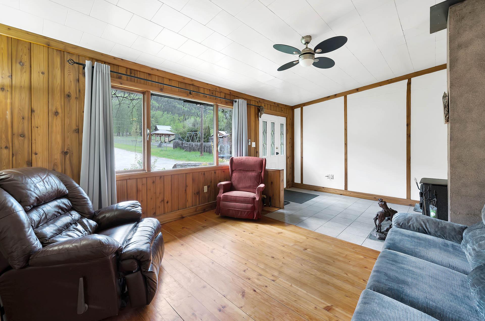 3782 River Drive, Blue River, BC - Indoor Photo Showing Living Room