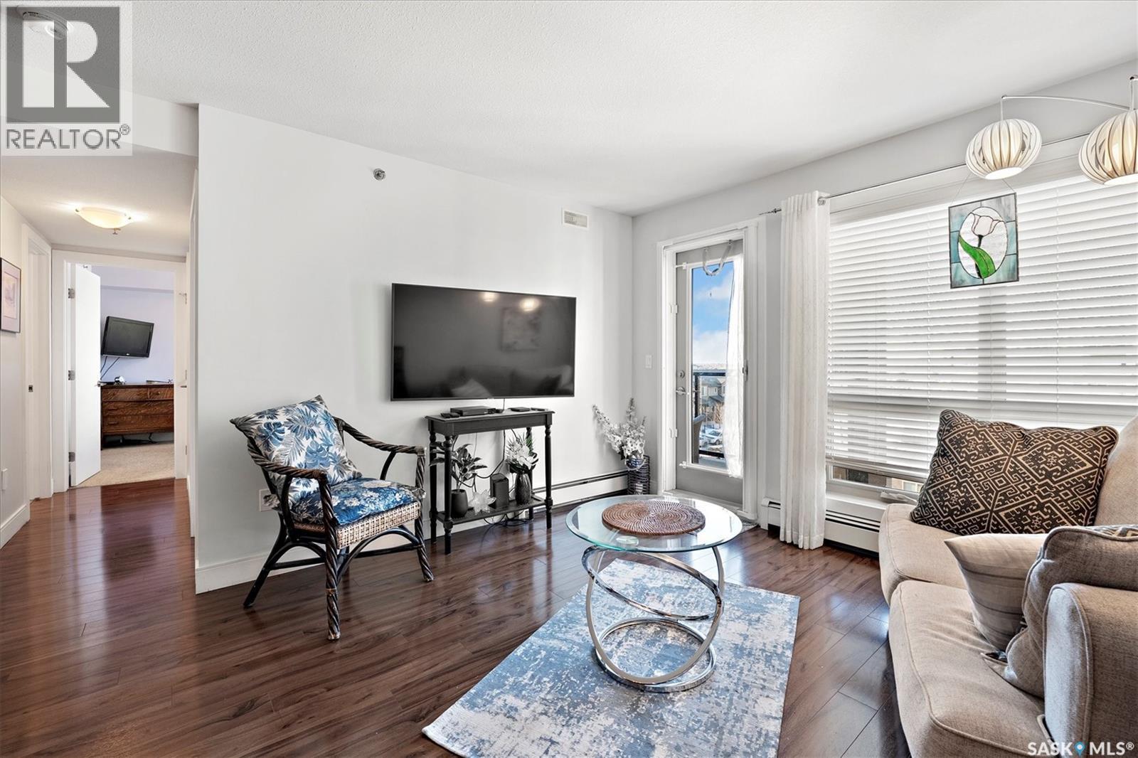 331 121 Willowgrove Crescent, Saskatoon, SK - Indoor Photo Showing Living Room