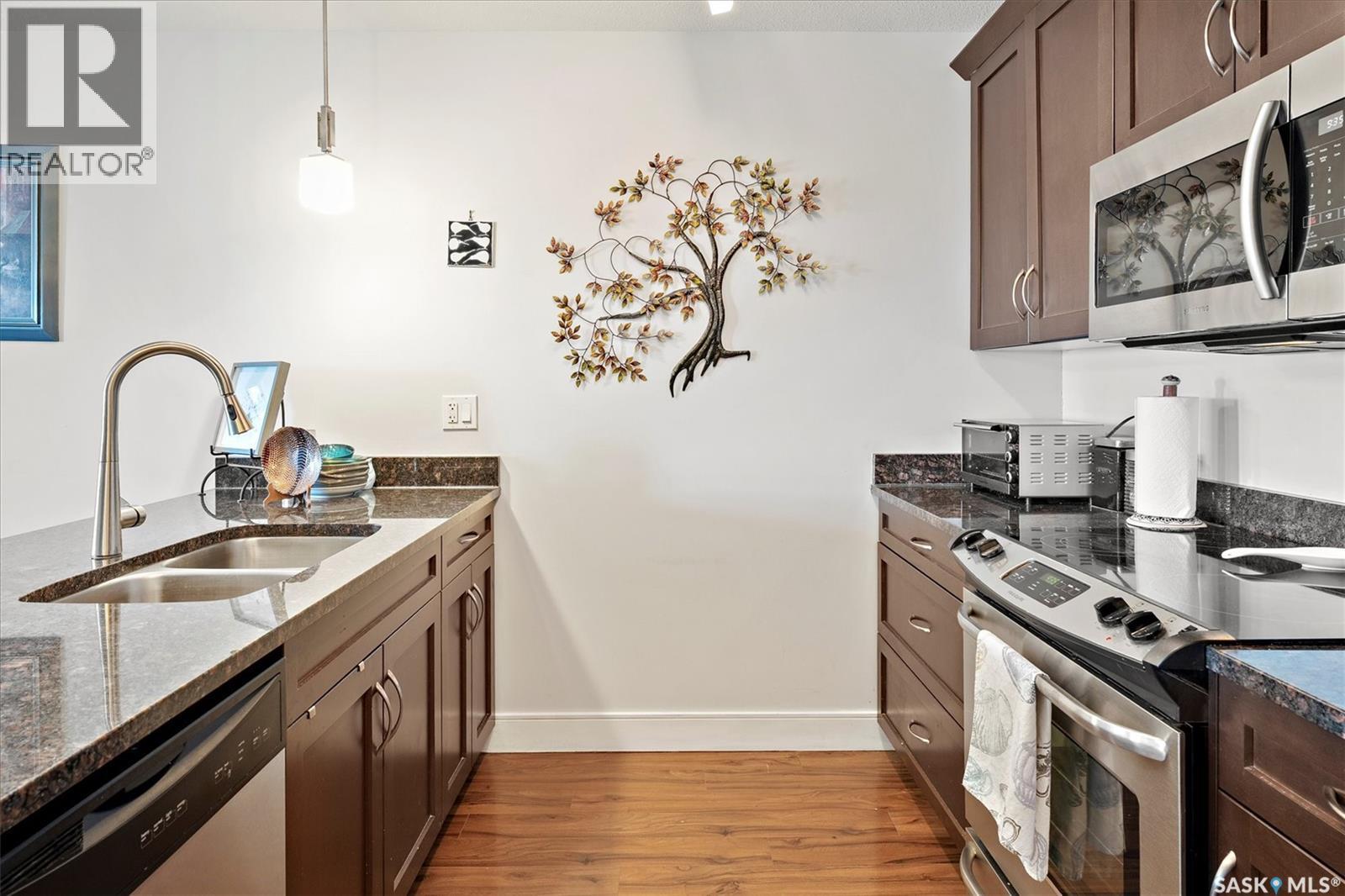 331 121 Willowgrove Crescent, Saskatoon, SK - Indoor Photo Showing Kitchen With Double Sink