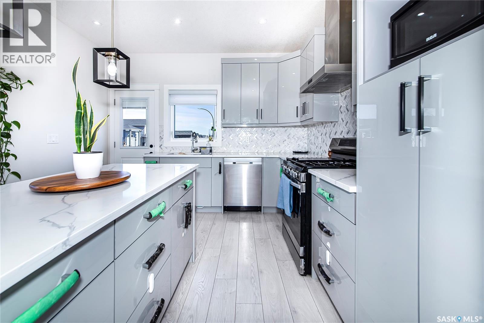 123 Mcarthur Lane, Saskatoon, SK - Indoor Photo Showing Kitchen With Upgraded Kitchen