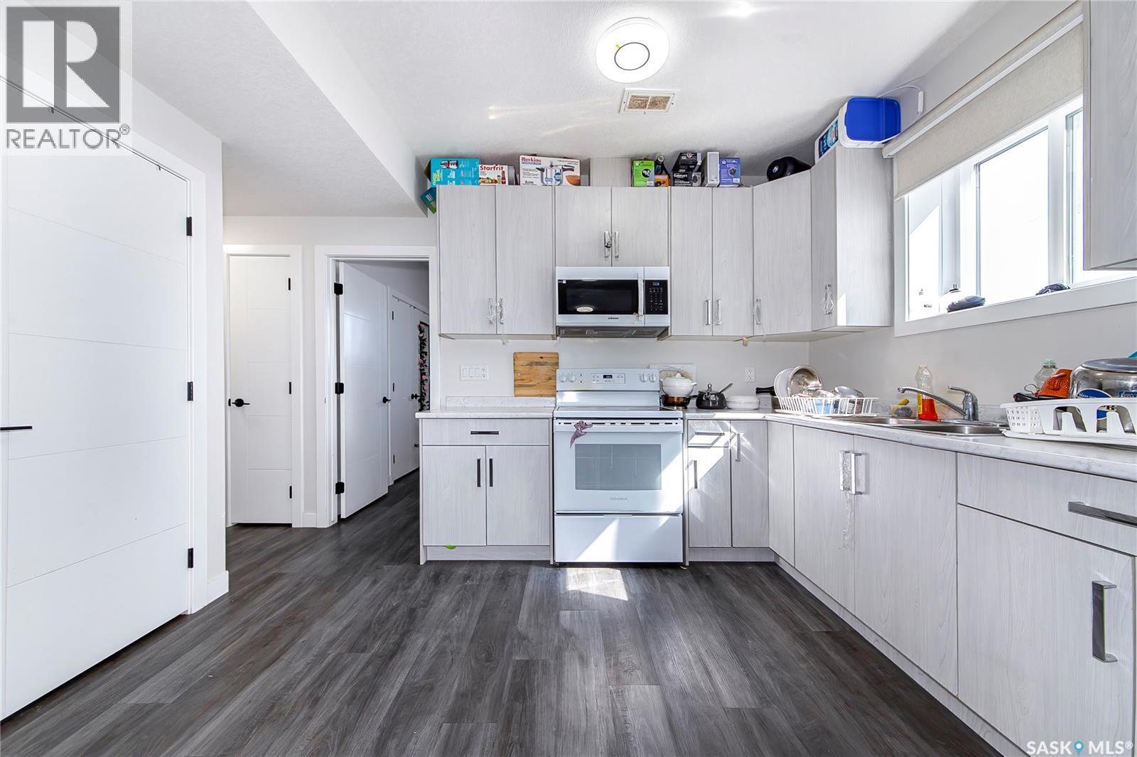 123 Mcarthur Lane, Saskatoon, SK - Indoor Photo Showing Kitchen