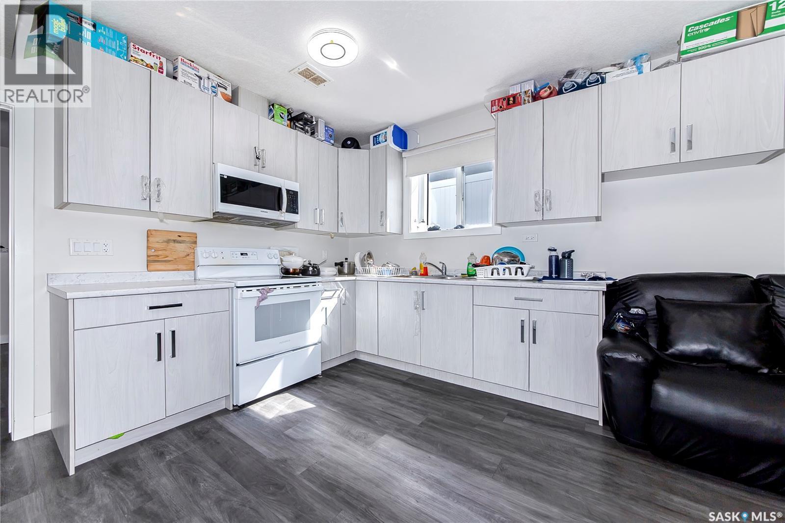 123 Mcarthur Lane, Saskatoon, SK - Indoor Photo Showing Kitchen
