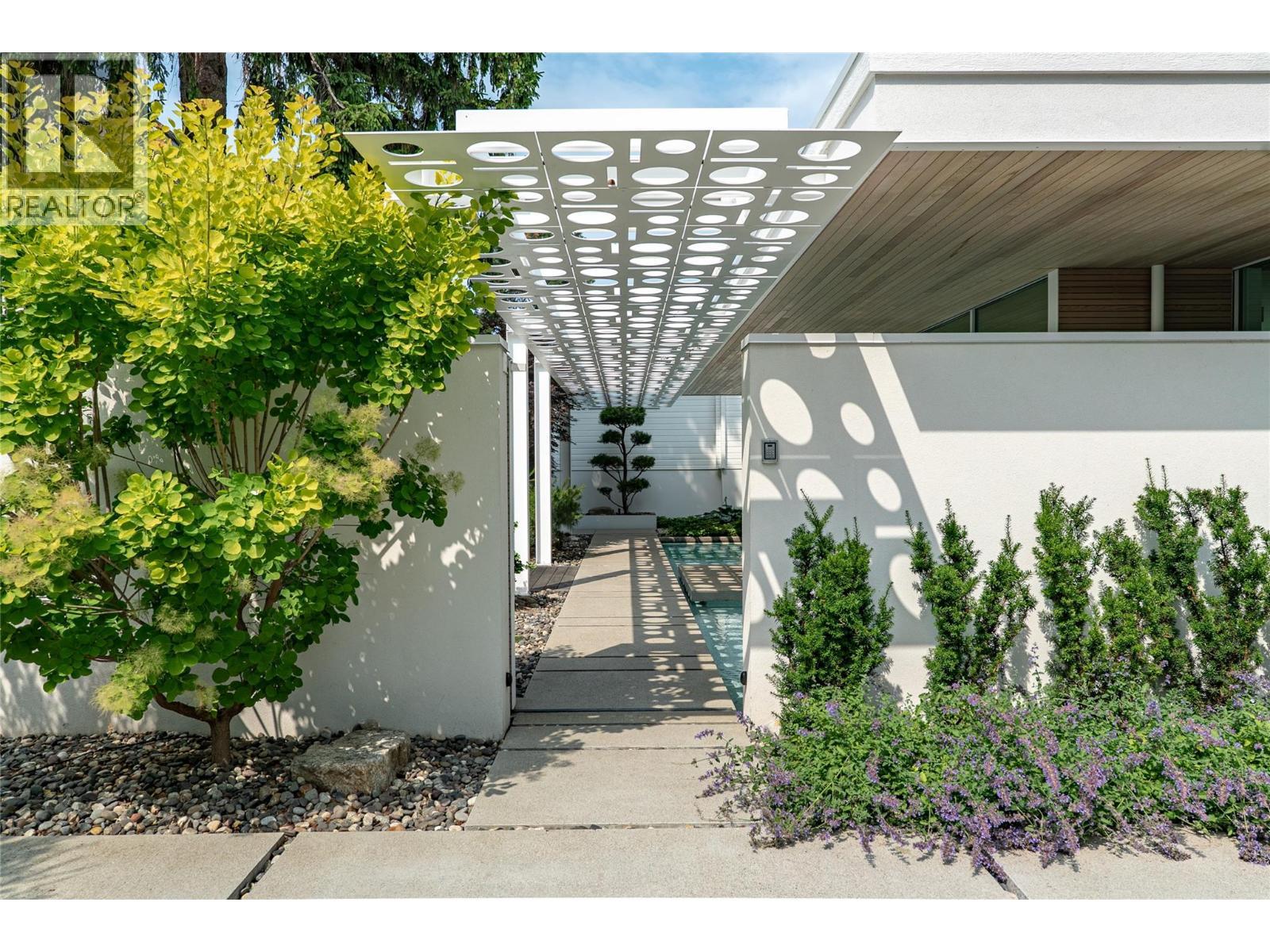 4110 Lakeshore Road, Kelowna, BC - Outdoor
