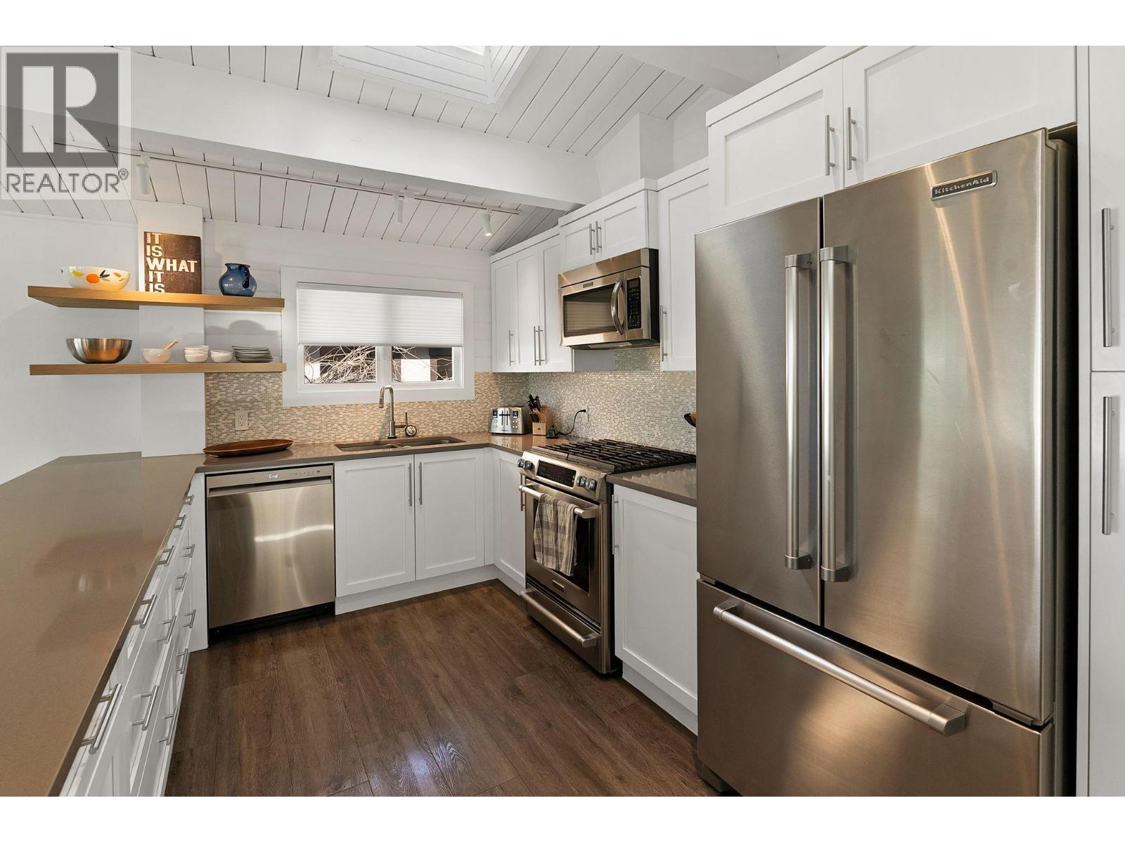 4110 Lakeshore Road, Kelowna, BC - Indoor Photo Showing Kitchen With Upgraded Kitchen