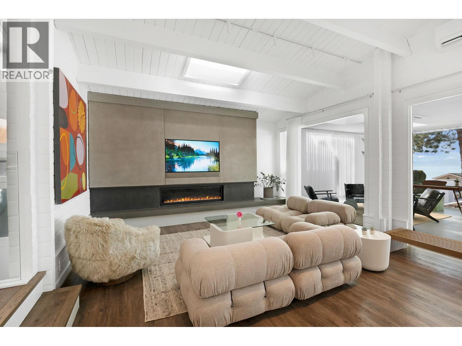 Living Room - 4110 Lakeshore Road, Kelowna, BC - Indoor
