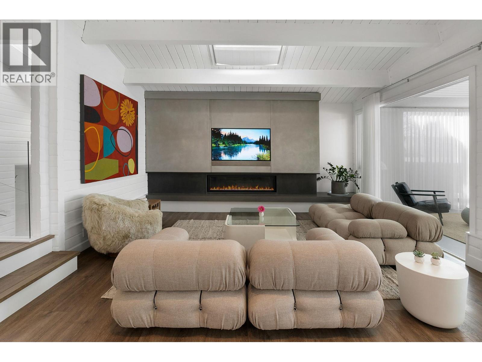 4110 Lakeshore Road, Kelowna, BC - Indoor Photo Showing Living Room