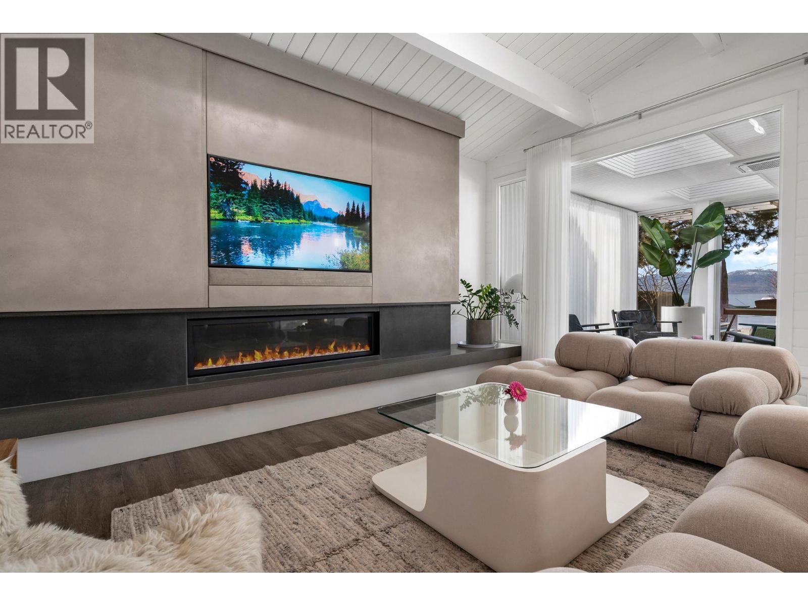 4110 Lakeshore Road, Kelowna, BC - Indoor Photo Showing Living Room With Fireplace