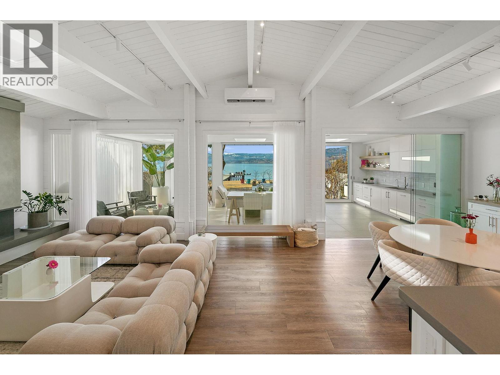 4110 Lakeshore Road, Kelowna, BC - Indoor Photo Showing Living Room