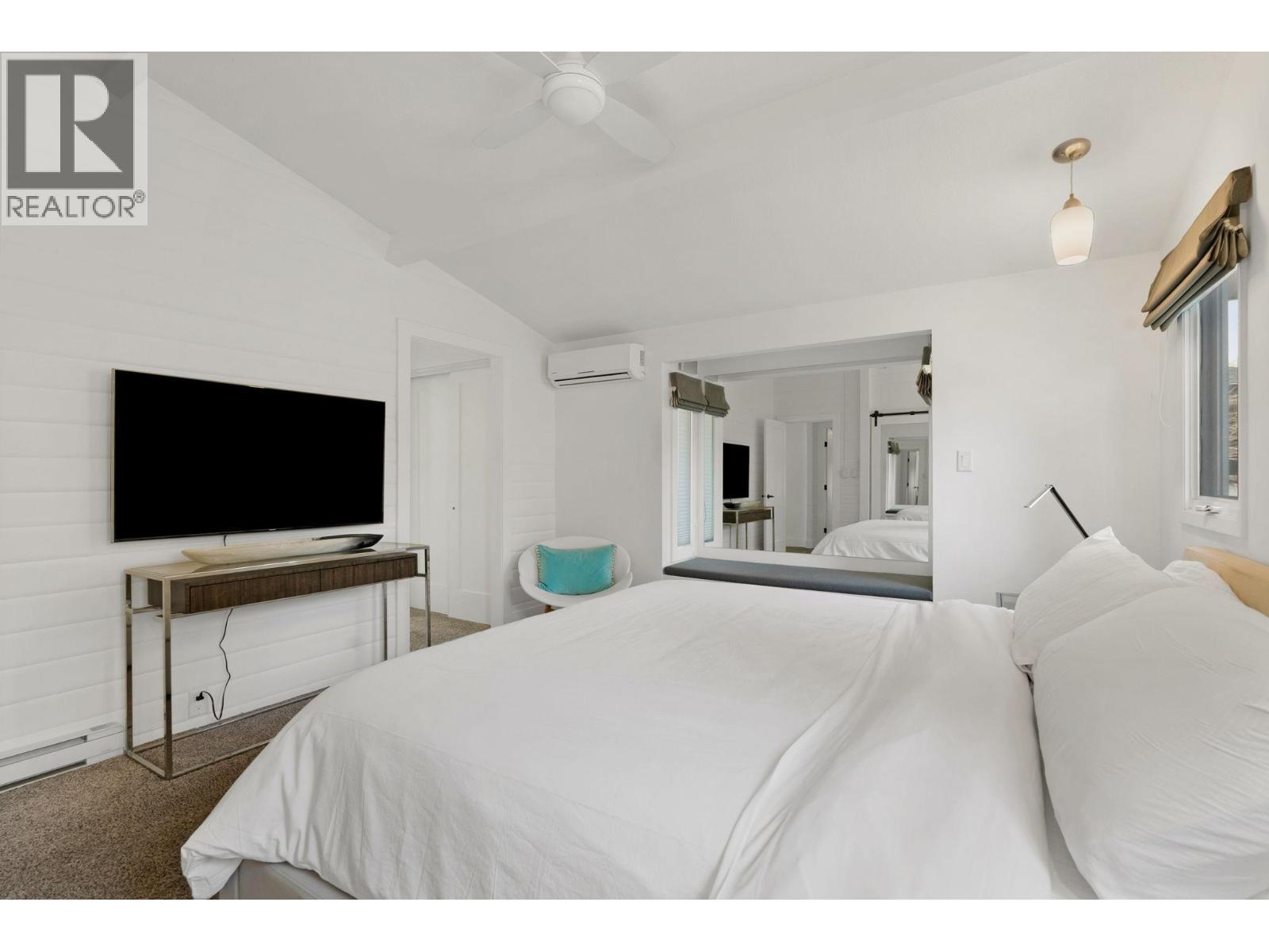 4110 Lakeshore Road, Kelowna, BC - Indoor Photo Showing Bedroom