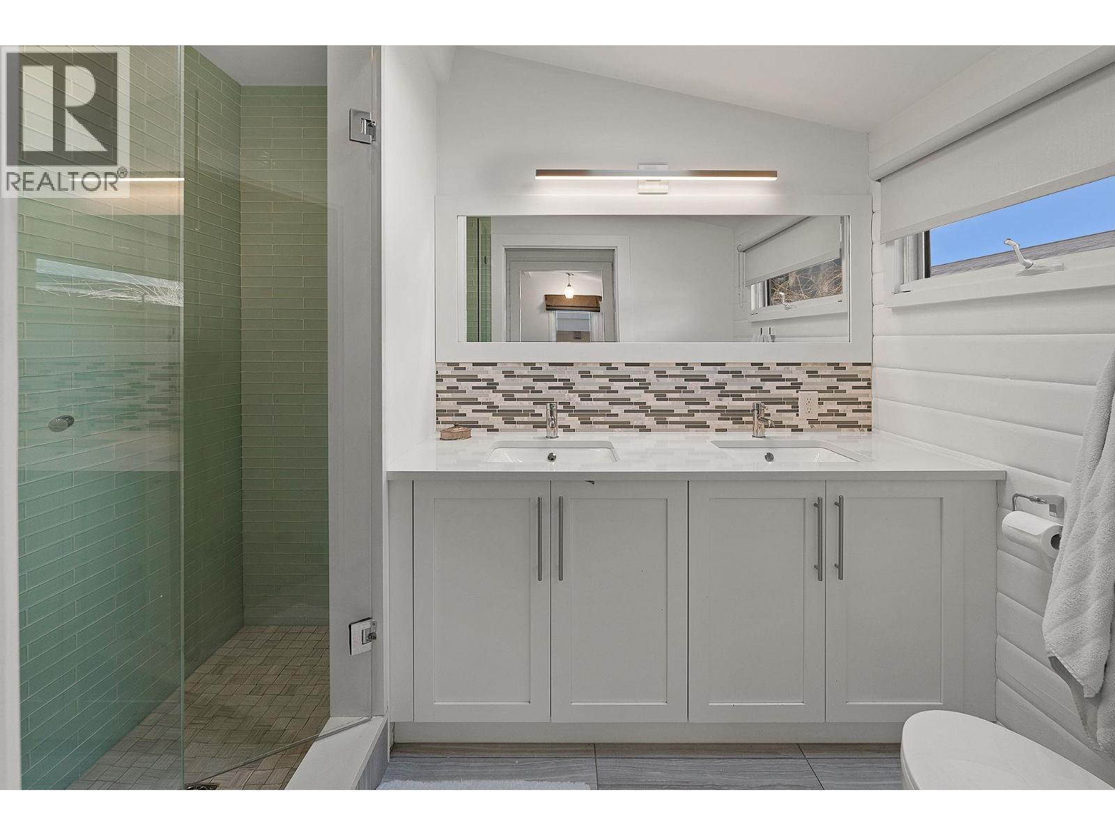 Primary Ensuite - 4 PC - 4110 Lakeshore Road, Kelowna, BC - Indoor Photo Showing Bathroom