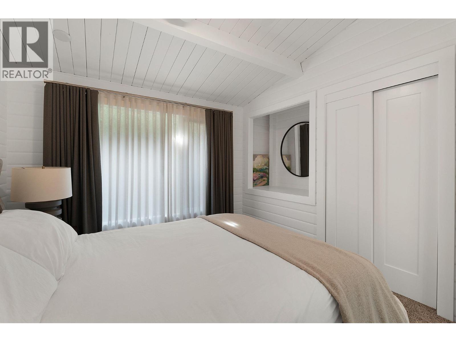 4110 Lakeshore Road, Kelowna, BC - Indoor Photo Showing Bedroom