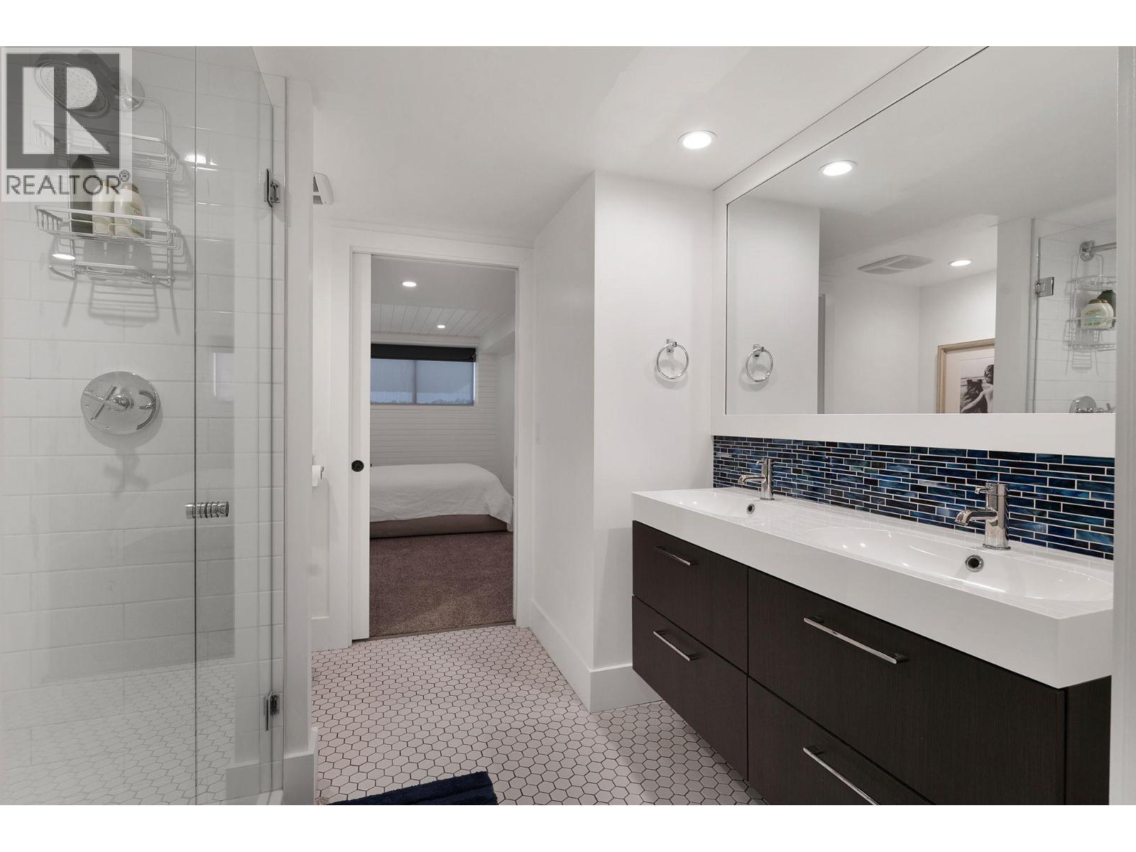 4110 Lakeshore Road, Kelowna, BC - Indoor Photo Showing Bathroom