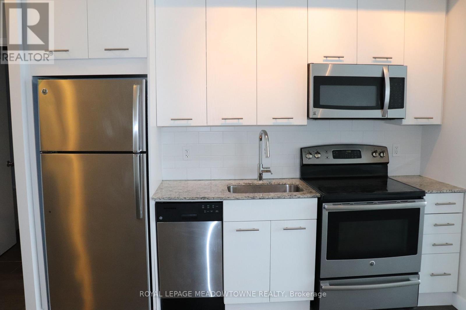 903 - 2055 Danforth Avenue, Toronto, ON - Indoor Photo Showing Kitchen With Upgraded Kitchen