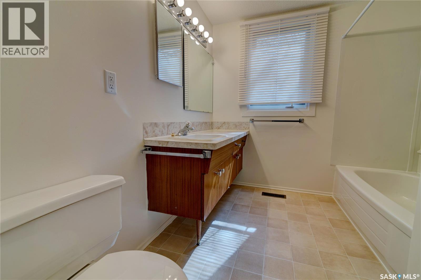 25 Spruceview Road, Regina, SK - Indoor Photo Showing Bathroom
