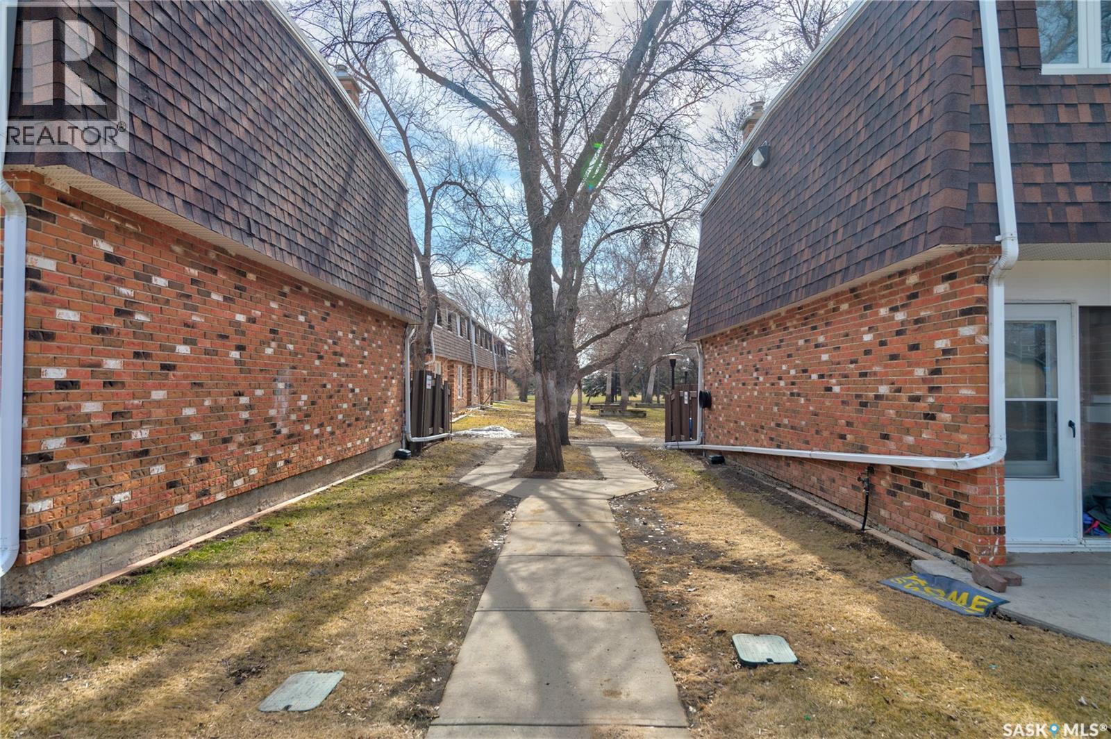 25 Spruceview Road, Regina, SK - Outdoor