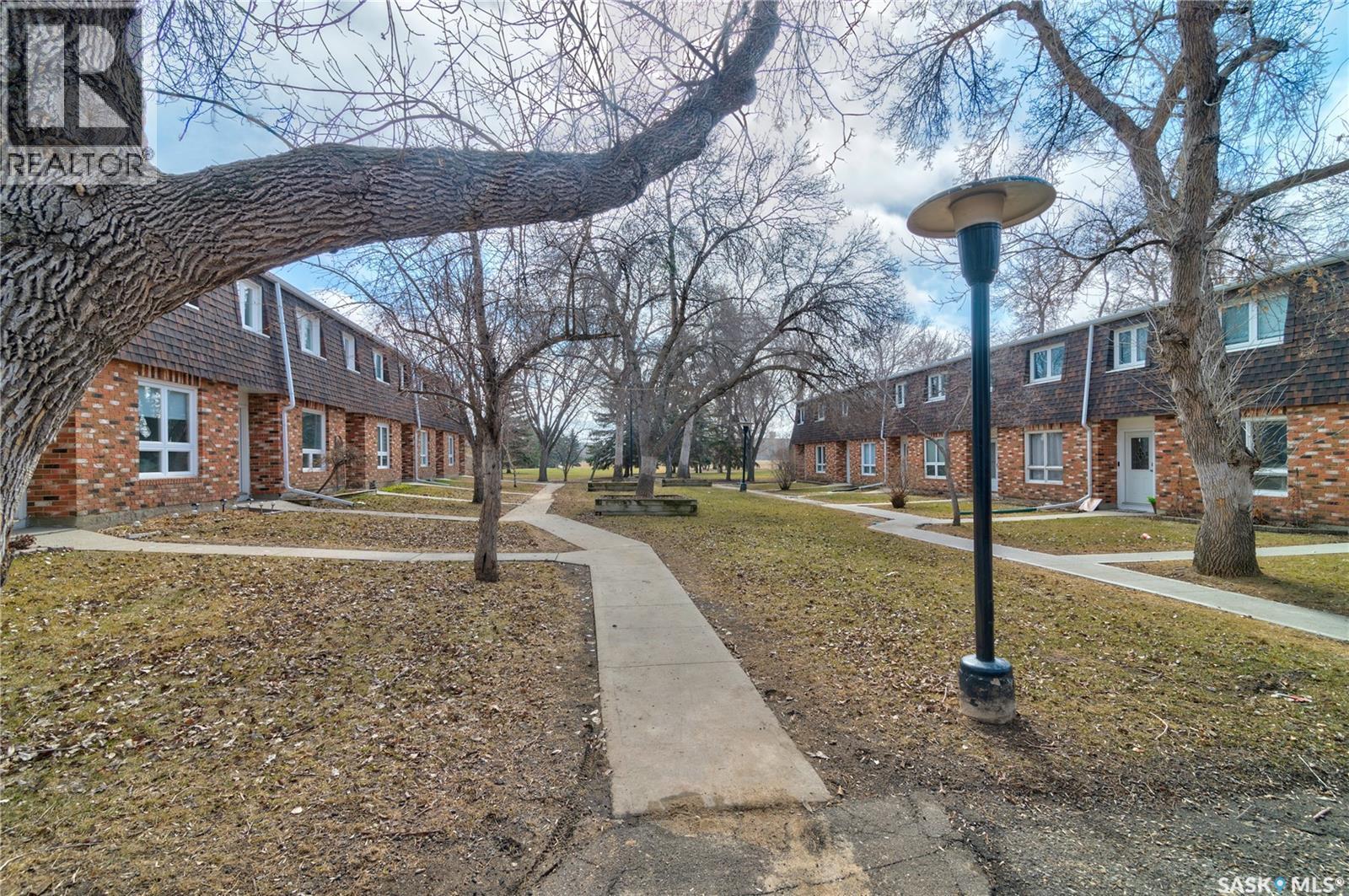 25 Spruceview Road, Regina, SK - Outdoor