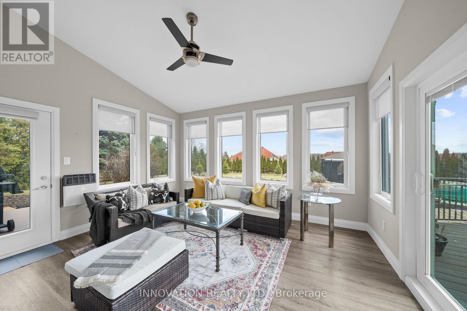 6635 Old Forest Drive, Ottawa, ON - Indoor Photo Showing Living Room