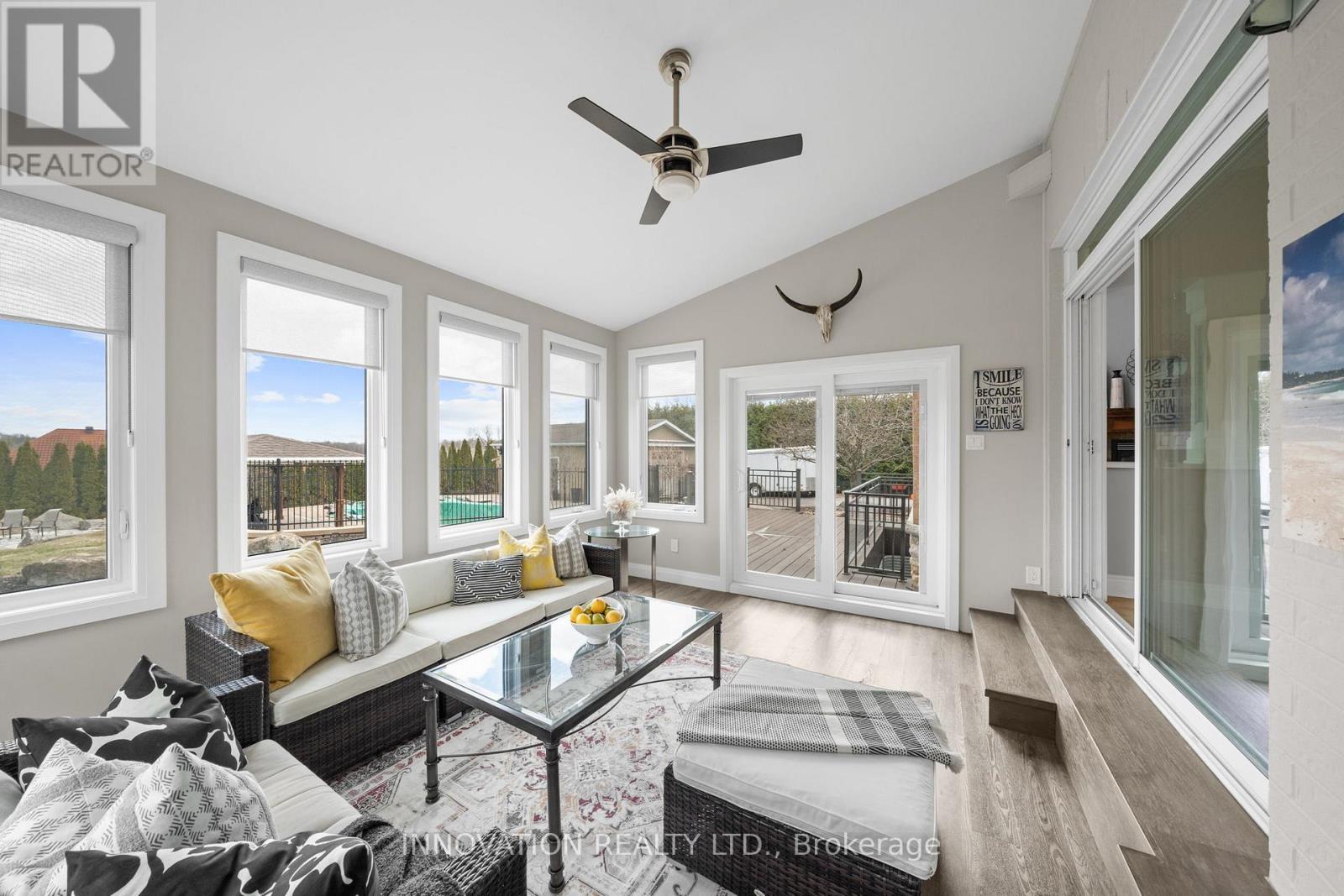 6635 Old Forest Drive, Ottawa, ON - Indoor Photo Showing Living Room