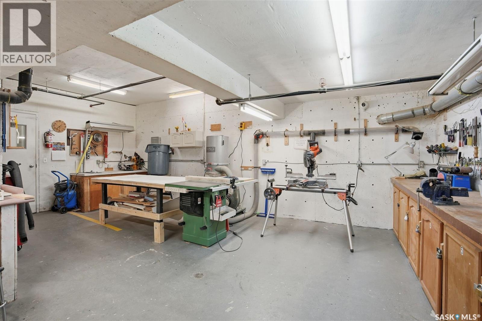 432 325 Keevil Crescent, Saskatoon, SK - Indoor Photo Showing Garage