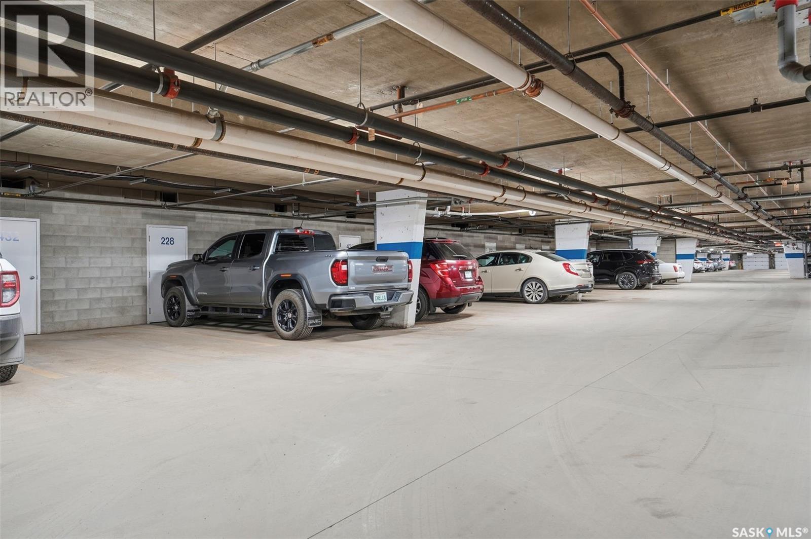 432 325 Keevil Crescent, Saskatoon, SK - Indoor Photo Showing Garage