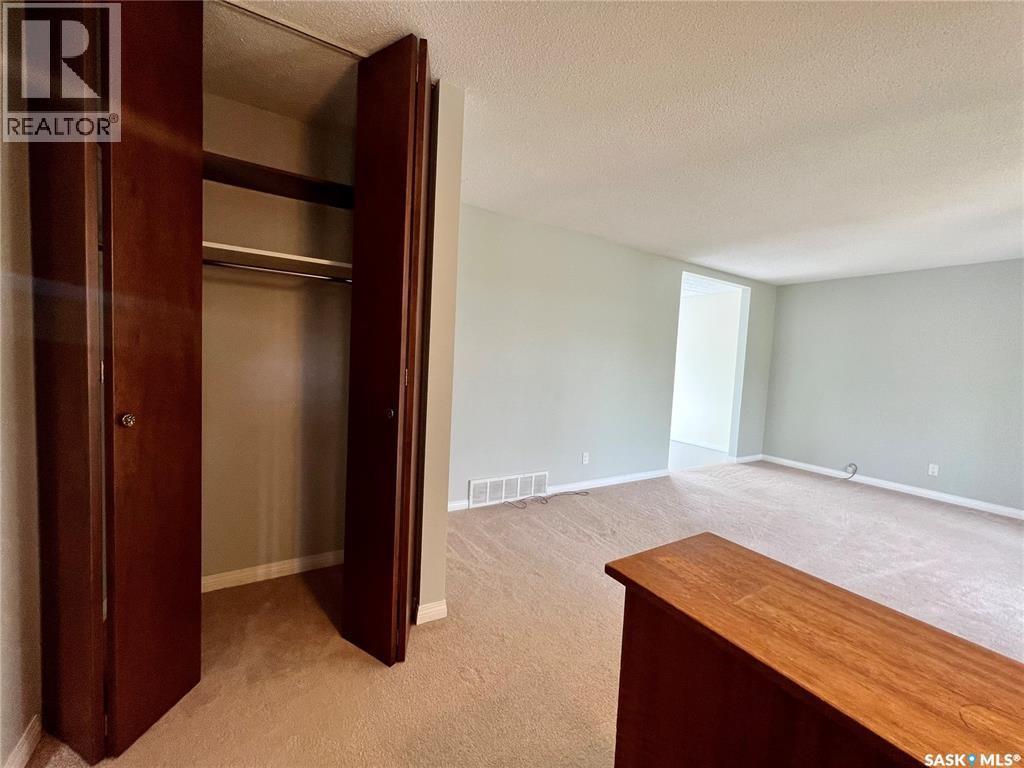 451 3Rd Avenue Nw, Swift Current, SK - Indoor Photo Showing Other Room