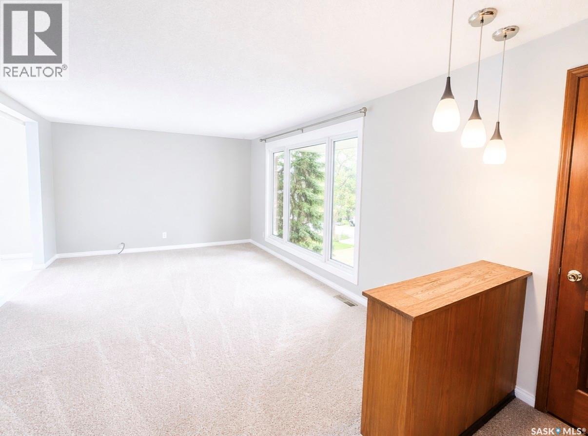 451 3Rd Avenue Nw, Swift Current, SK - Indoor Photo Showing Other Room