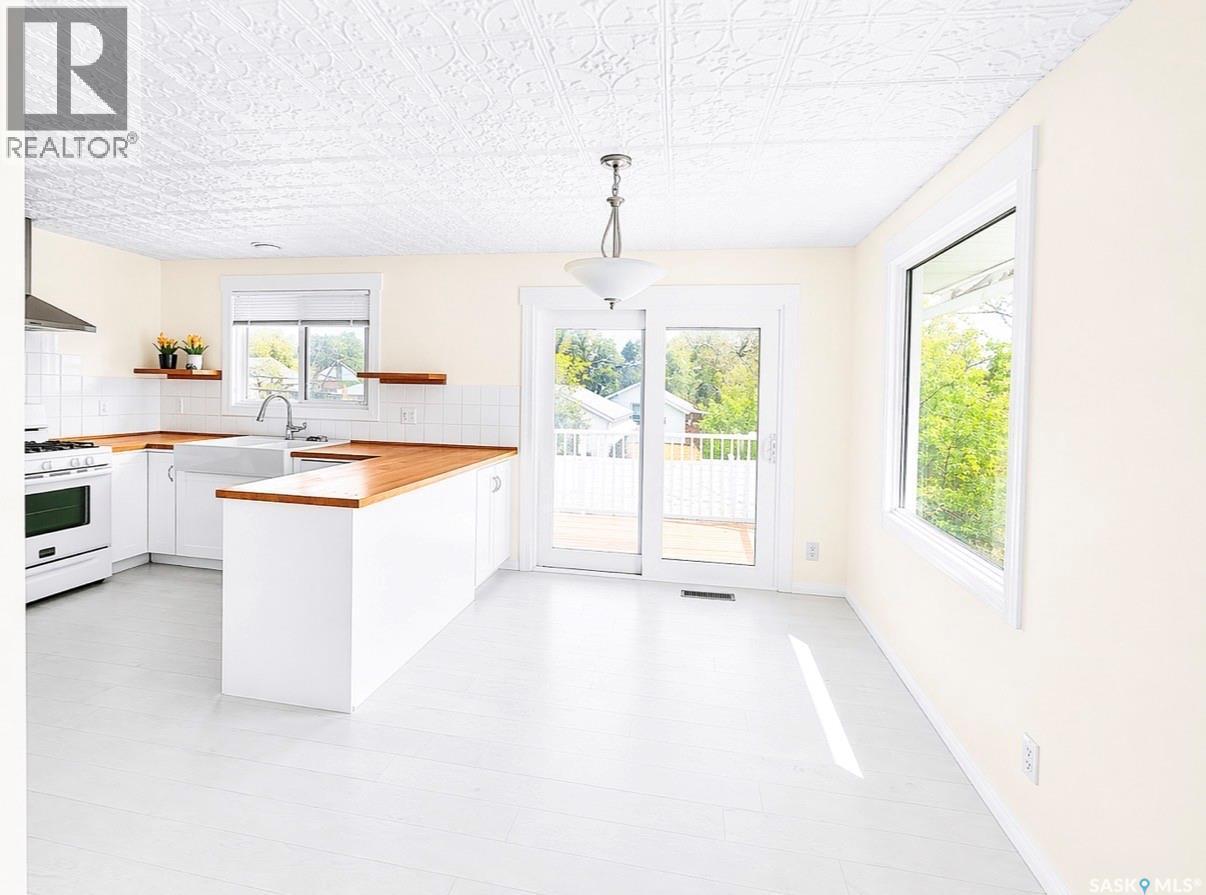 451 3Rd Avenue Nw, Swift Current, SK - Indoor Photo Showing Kitchen