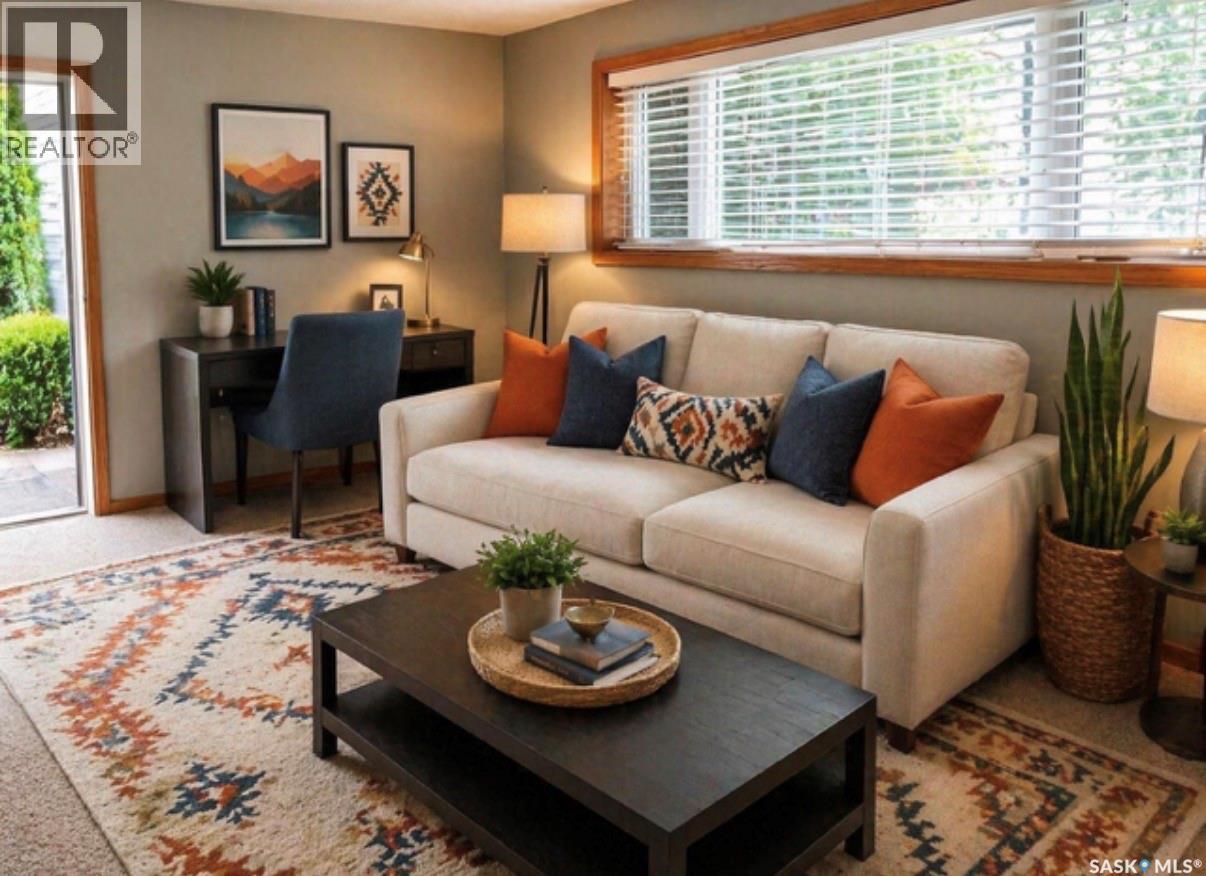 451 3Rd Avenue Nw, Swift Current, SK - Indoor Photo Showing Living Room