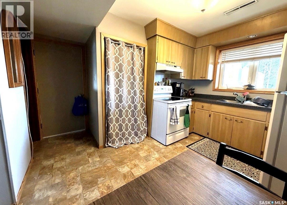 451 3Rd Avenue Nw, Swift Current, SK - Indoor Photo Showing Kitchen