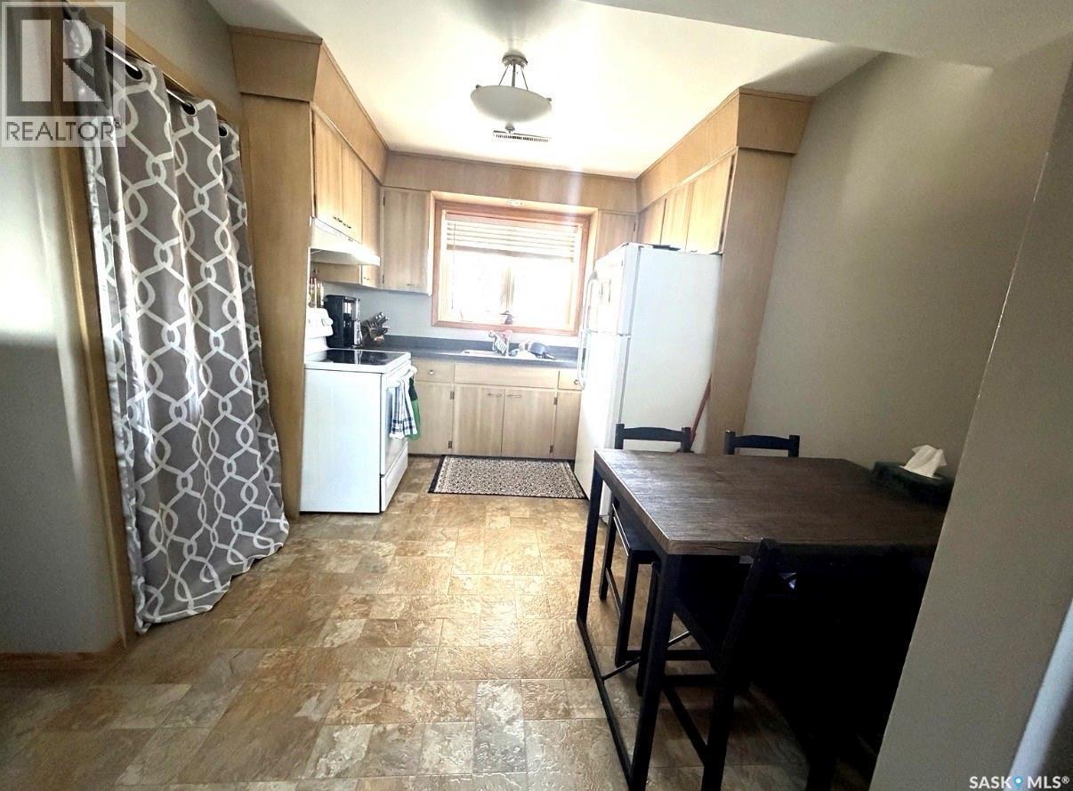 451 3Rd Avenue Nw, Swift Current, SK - Indoor Photo Showing Kitchen With Double Sink