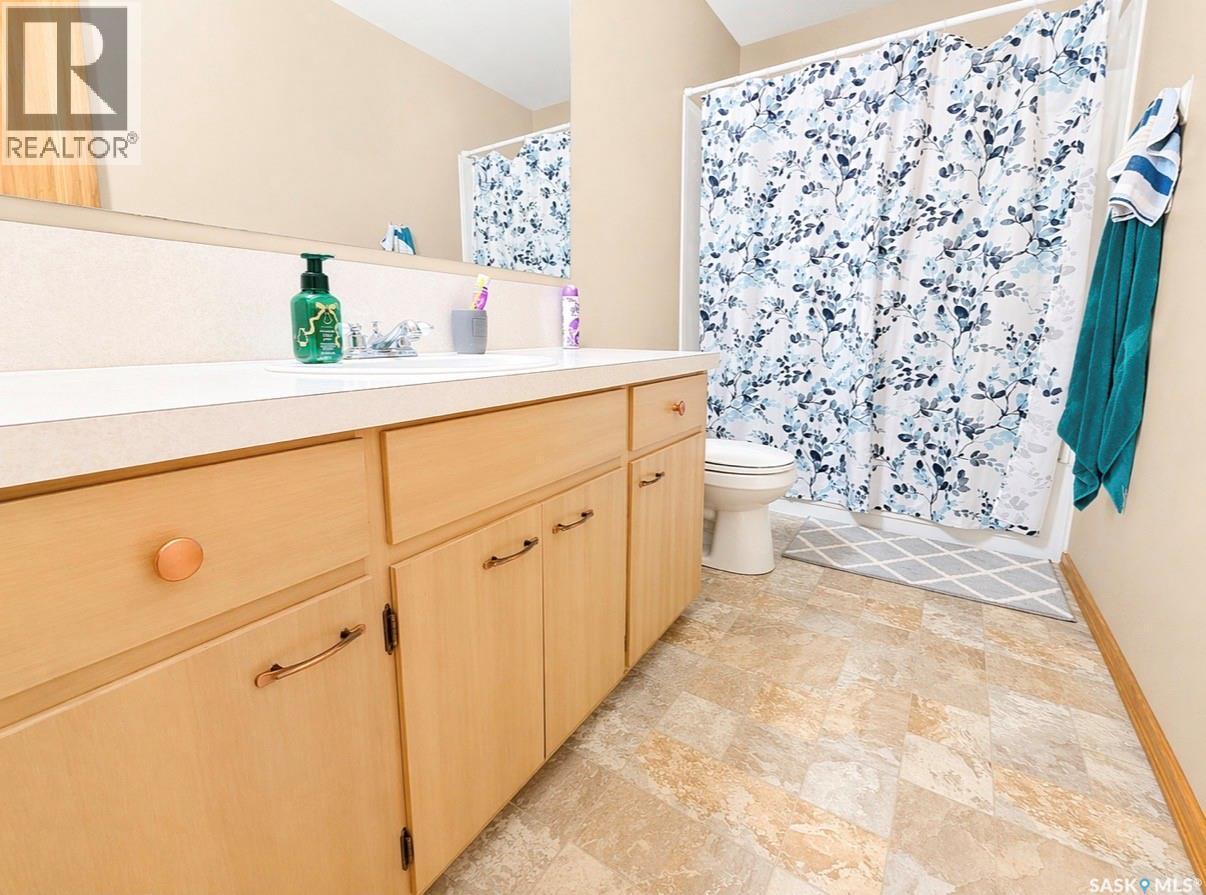 451 3Rd Avenue Nw, Swift Current, SK - Indoor Photo Showing Bathroom