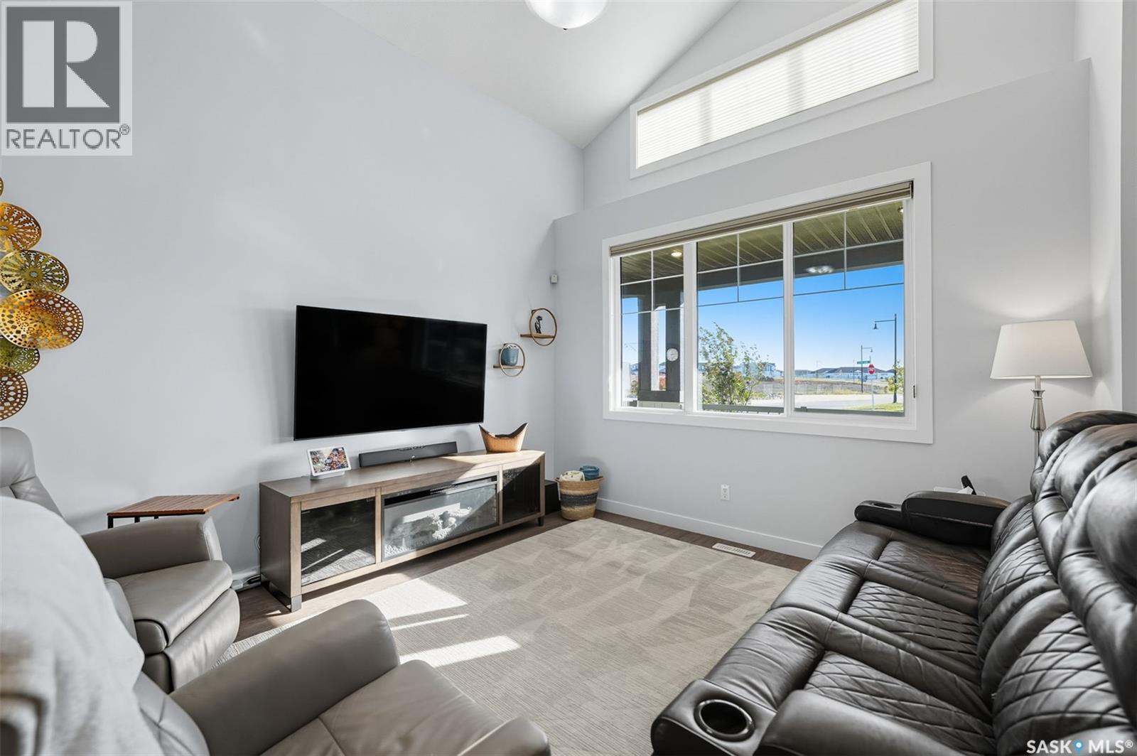 687 Secord Bend, Saskatoon, SK - Indoor Photo Showing Living Room