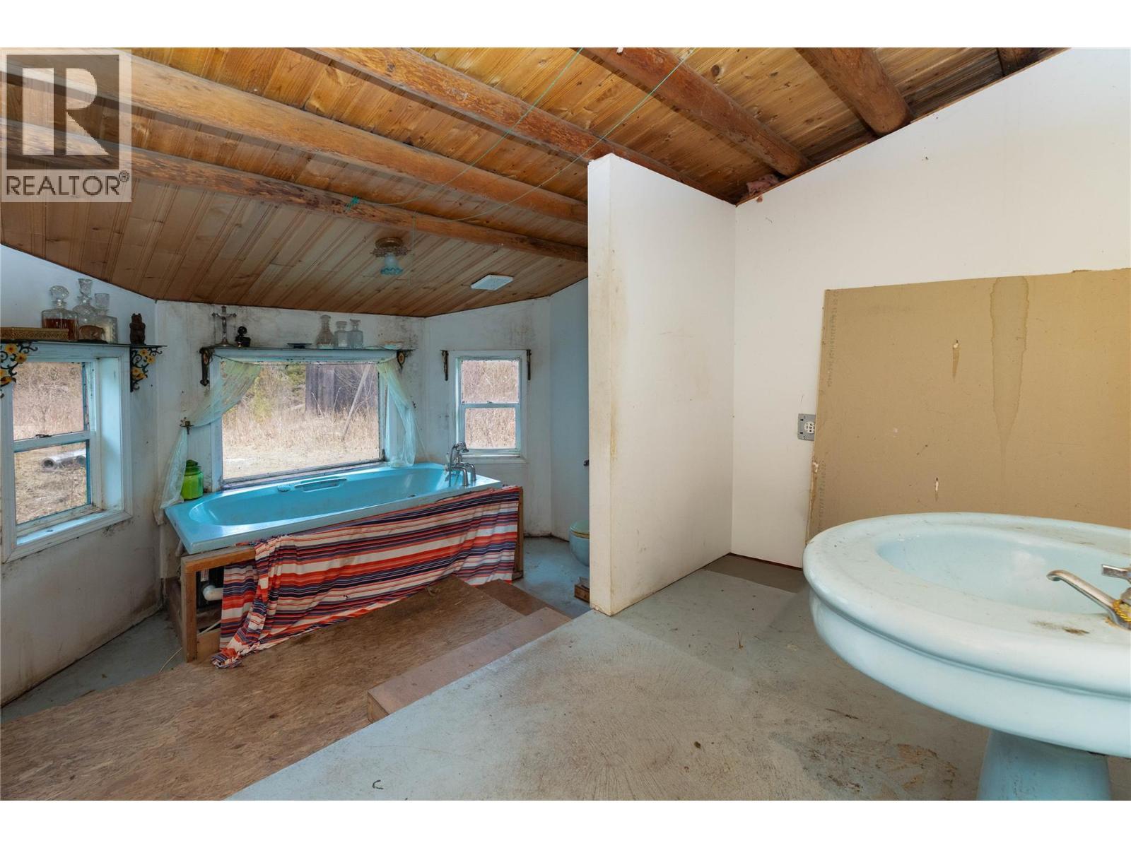 2410 Trinity Valley Road, Enderby, BC - Indoor